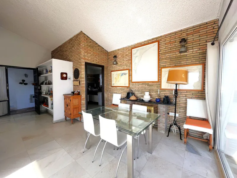MAGNIFICENT DETACHED VILLA WITH BEAUTIFUL SEA VIEWS! Located in a URBANIZATION ON THE BEACHFRONT LINE, ONLY 2 MIN FROM THE BEACH ON FOOT AND 7 MIN BY CAR FROM THE HISTORIC CENTER OF ESTEPONA. It is very well connected on foot through the beautiful coastal