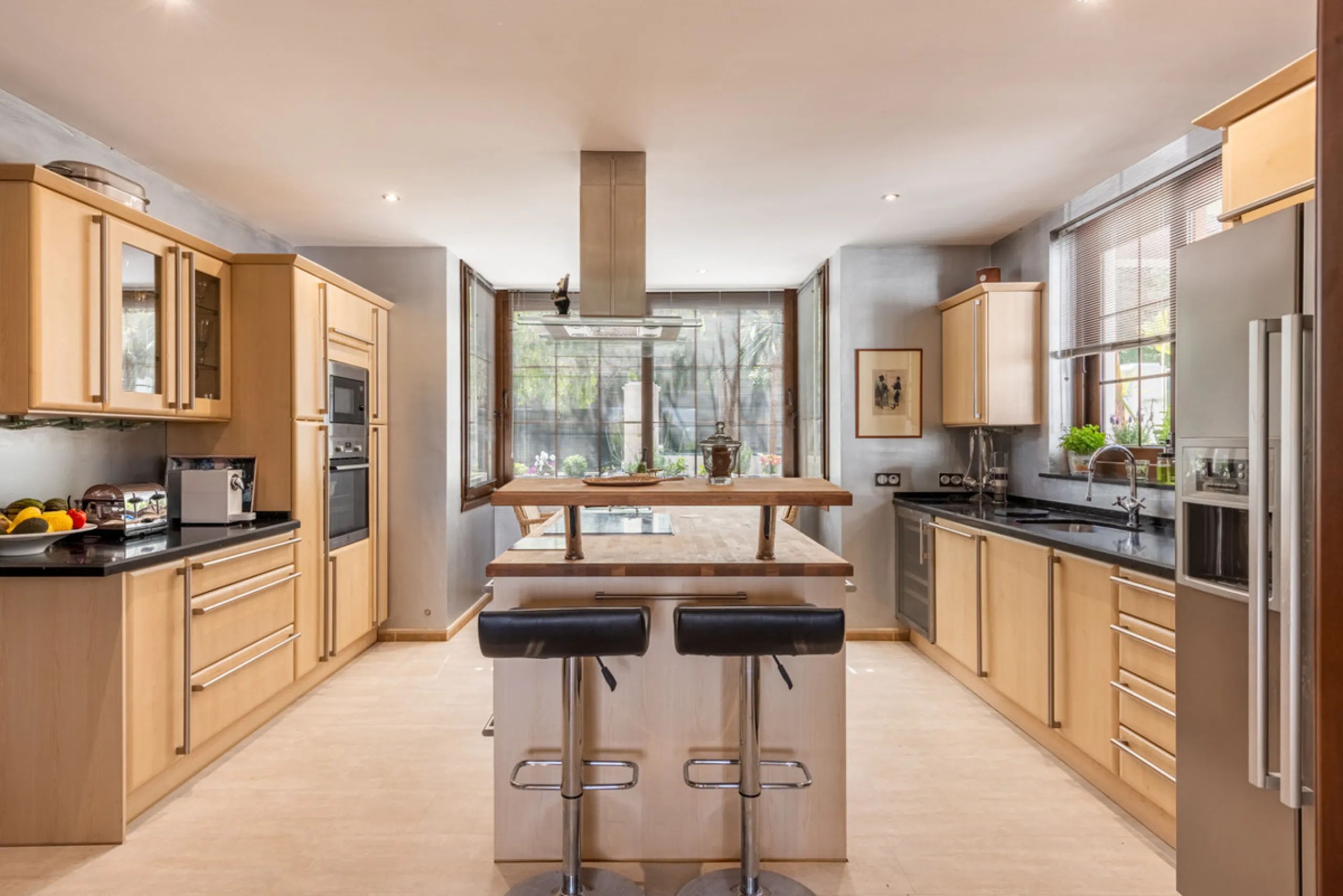 This very rare and elegant 4-bedroom home, by the well-known, Marbella architect Jacobson/Gonzales is a perfect example of this architect's eye for details and light.