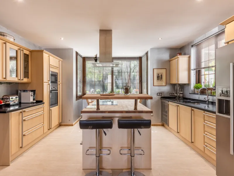 This very rare and elegant 4-bedroom home, by the well-known, Marbella architect Jacobson/Gonzales is a perfect example of this architect's eye for details and light.