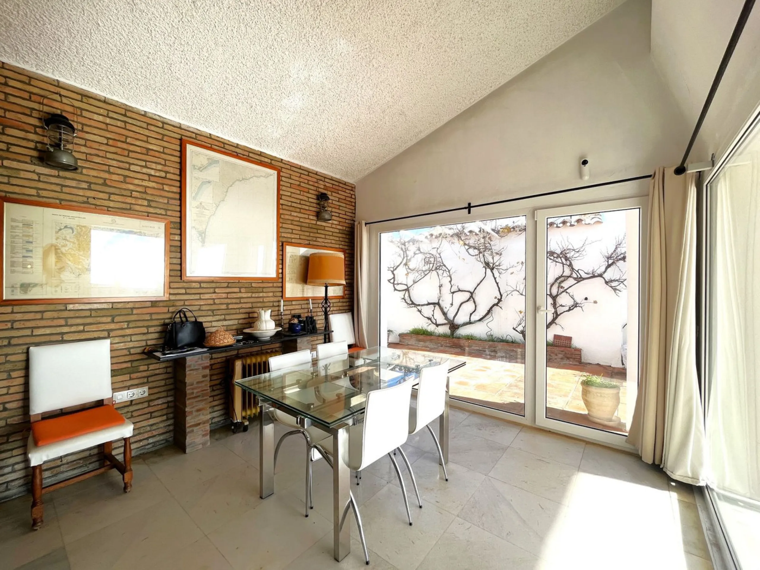 MAGNIFICENT DETACHED VILLA WITH BEAUTIFUL SEA VIEWS! Located in a URBANIZATION ON THE BEACHFRONT LINE, ONLY 2 MIN FROM THE BEACH ON FOOT AND 7 MIN BY CAR FROM THE HISTORIC CENTER OF ESTEPONA. It is very well connected on foot through the beautiful coastal