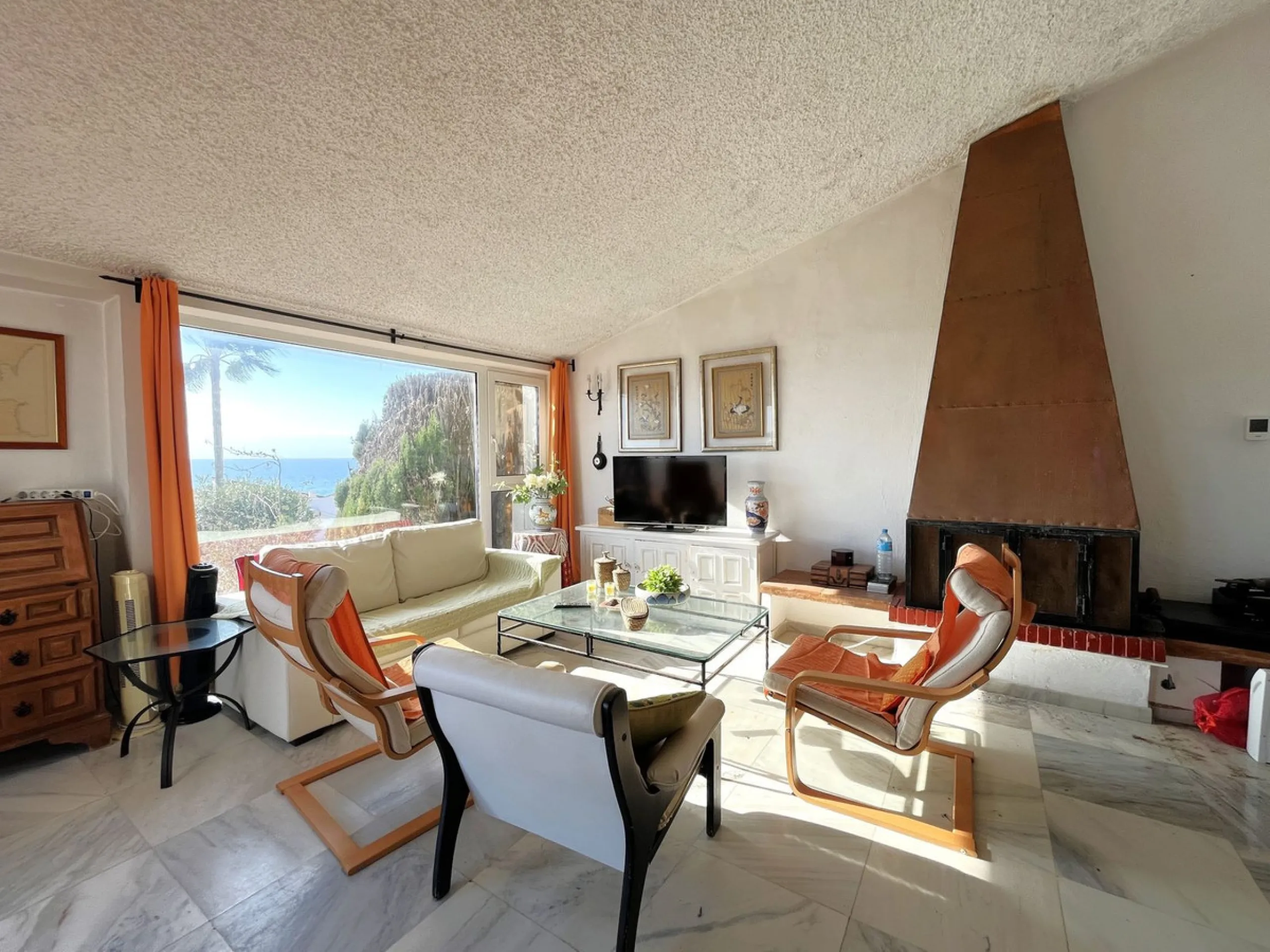 MAGNIFICENT DETACHED VILLA WITH BEAUTIFUL SEA VIEWS! Located in a URBANIZATION ON THE BEACHFRONT LINE, ONLY 2 MIN FROM THE BEACH ON FOOT AND 7 MIN BY CAR FROM THE HISTORIC CENTER OF ESTEPONA. It is very well connected on foot through the beautiful coastal