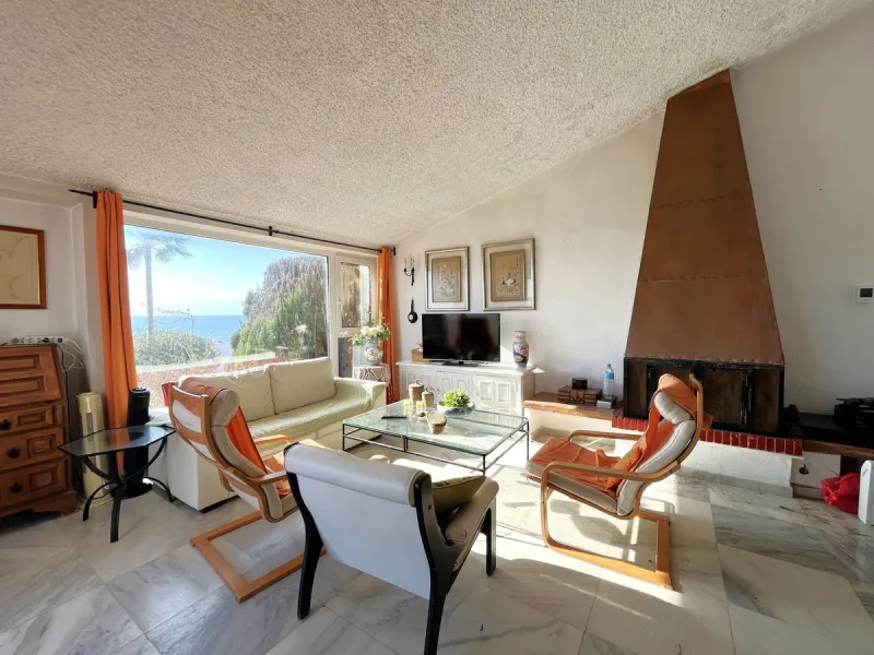 MAGNIFICENT DETACHED VILLA WITH BEAUTIFUL SEA VIEWS! Located in a URBANIZATION ON THE BEACHFRONT LINE, ONLY 2 MIN FROM THE BEACH ON FOOT AND 7 MIN BY CAR FROM THE HISTORIC CENTER OF ESTEPONA. It is very well connected on foot through the beautiful coastal