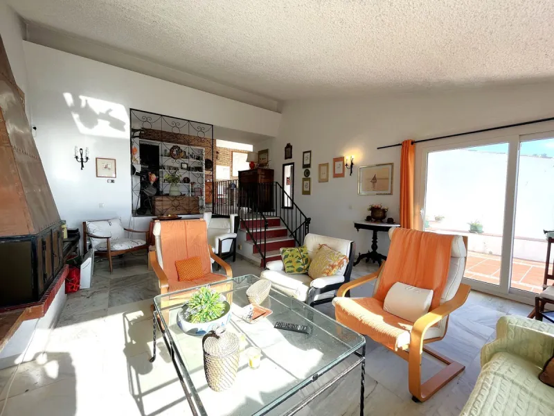 MAGNIFICENT DETACHED VILLA WITH BEAUTIFUL SEA VIEWS! Located in a URBANIZATION ON THE BEACHFRONT LINE, ONLY 2 MIN FROM THE BEACH ON FOOT AND 7 MIN BY CAR FROM THE HISTORIC CENTER OF ESTEPONA. It is very well connected on foot through the beautiful coastal