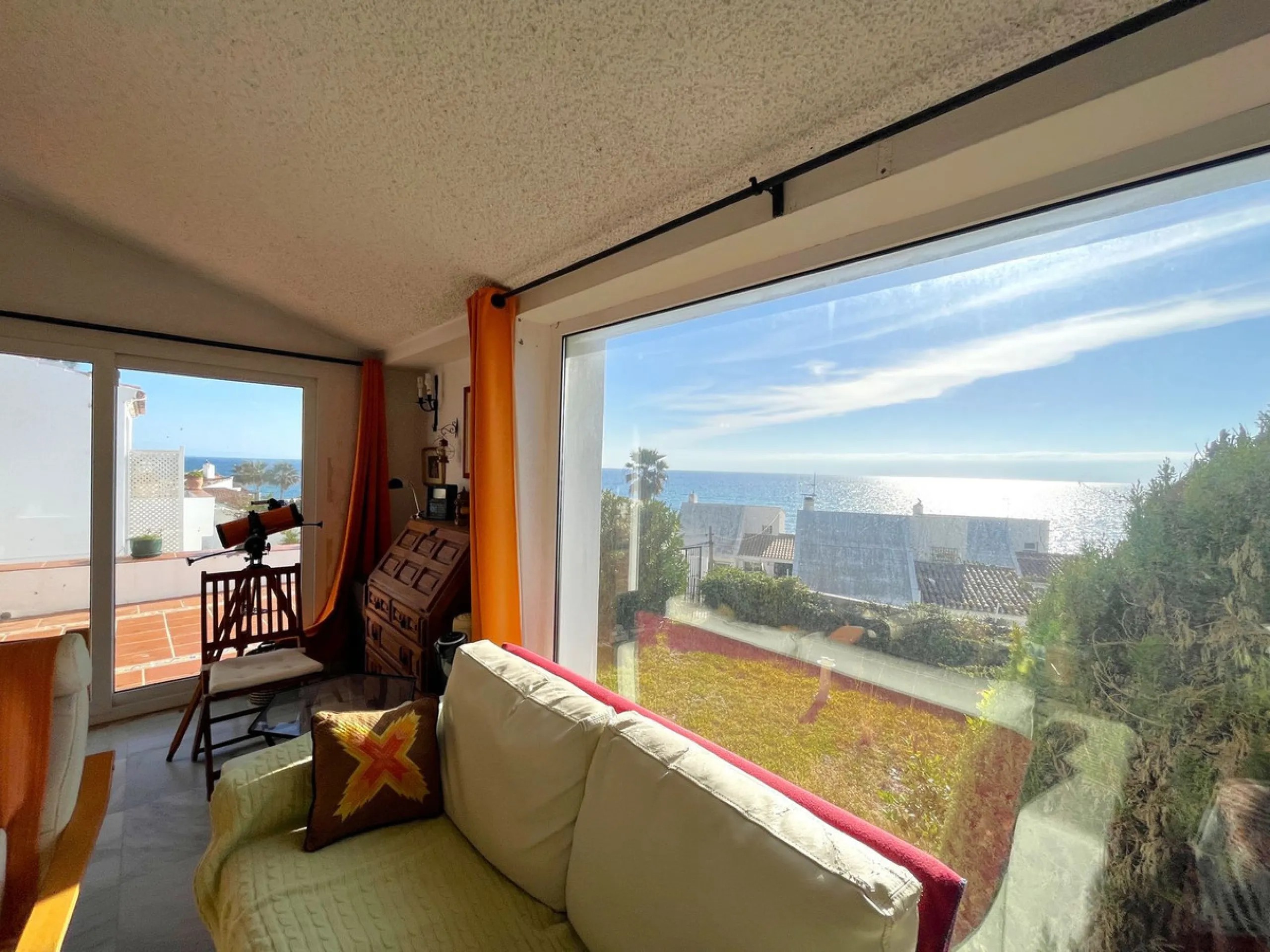 MAGNIFICENT DETACHED VILLA WITH BEAUTIFUL SEA VIEWS! Located in a URBANIZATION ON THE BEACHFRONT LINE, ONLY 2 MIN FROM THE BEACH ON FOOT AND 7 MIN BY CAR FROM THE HISTORIC CENTER OF ESTEPONA. It is very well connected on foot through the beautiful coastal