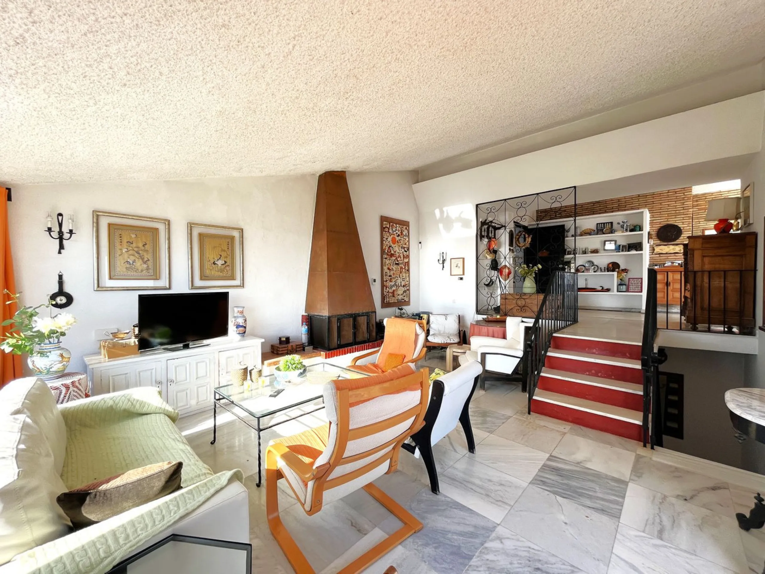 MAGNIFICENT DETACHED VILLA WITH BEAUTIFUL SEA VIEWS! Located in a URBANIZATION ON THE BEACHFRONT LINE, ONLY 2 MIN FROM THE BEACH ON FOOT AND 7 MIN BY CAR FROM THE HISTORIC CENTER OF ESTEPONA. It is very well connected on foot through the beautiful coastal