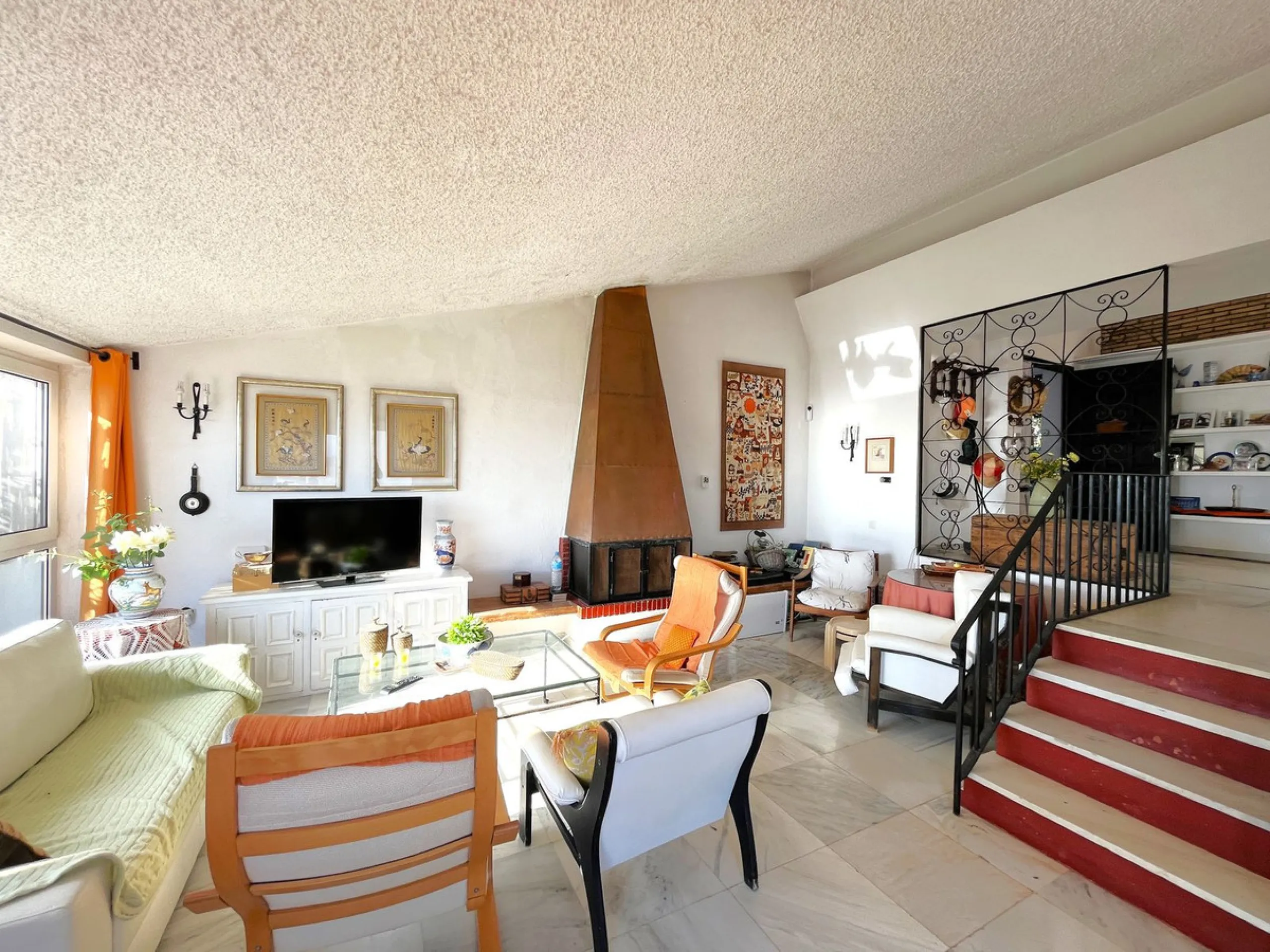 MAGNIFICENT DETACHED VILLA WITH BEAUTIFUL SEA VIEWS! Located in a URBANIZATION ON THE BEACHFRONT LINE, ONLY 2 MIN FROM THE BEACH ON FOOT AND 7 MIN BY CAR FROM THE HISTORIC CENTER OF ESTEPONA. It is very well connected on foot through the beautiful coastal