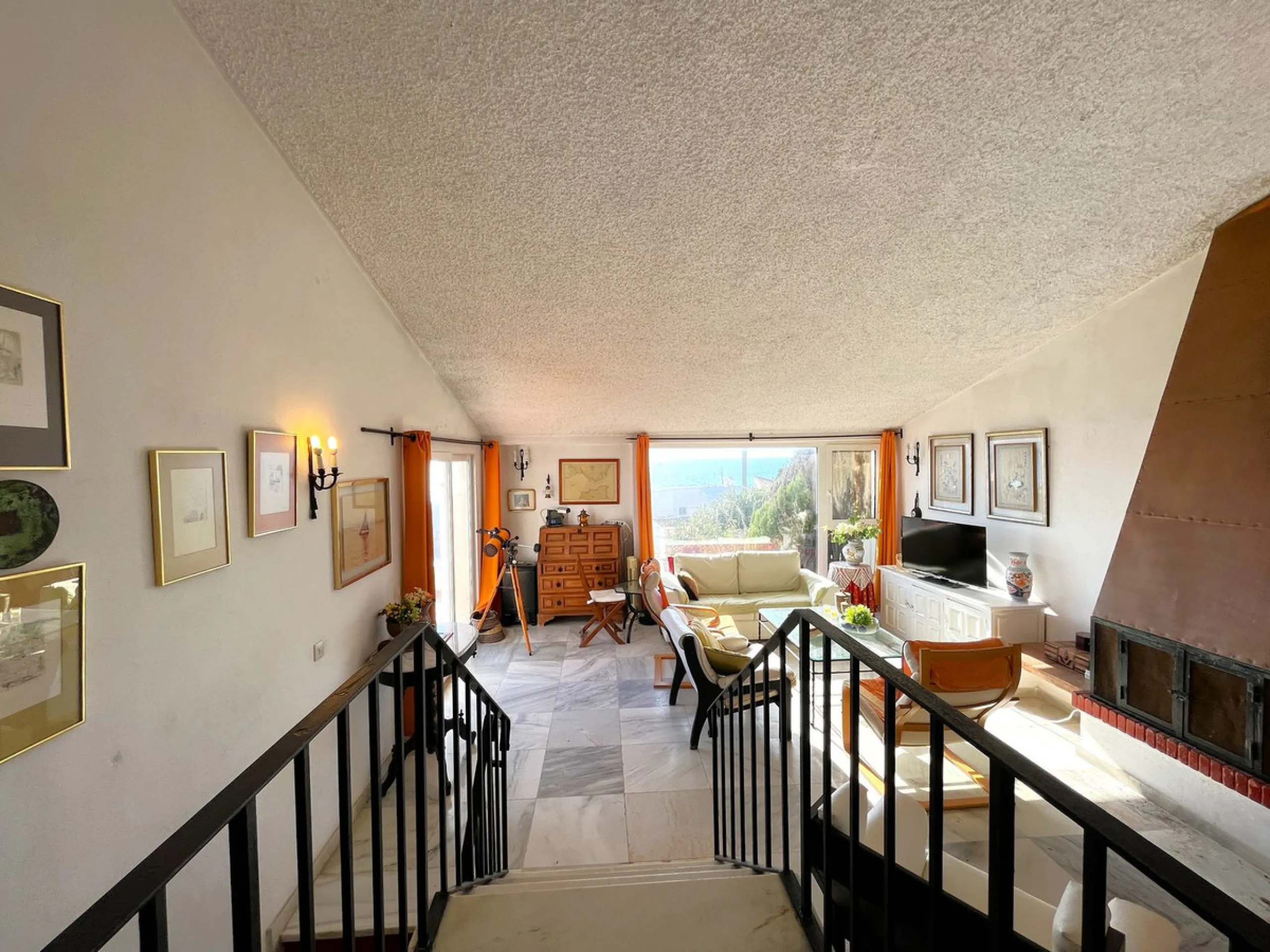 MAGNIFICENT DETACHED VILLA WITH BEAUTIFUL SEA VIEWS! Located in a URBANIZATION ON THE BEACHFRONT LINE, ONLY 2 MIN FROM THE BEACH ON FOOT AND 7 MIN BY CAR FROM THE HISTORIC CENTER OF ESTEPONA. It is very well connected on foot through the beautiful coastal