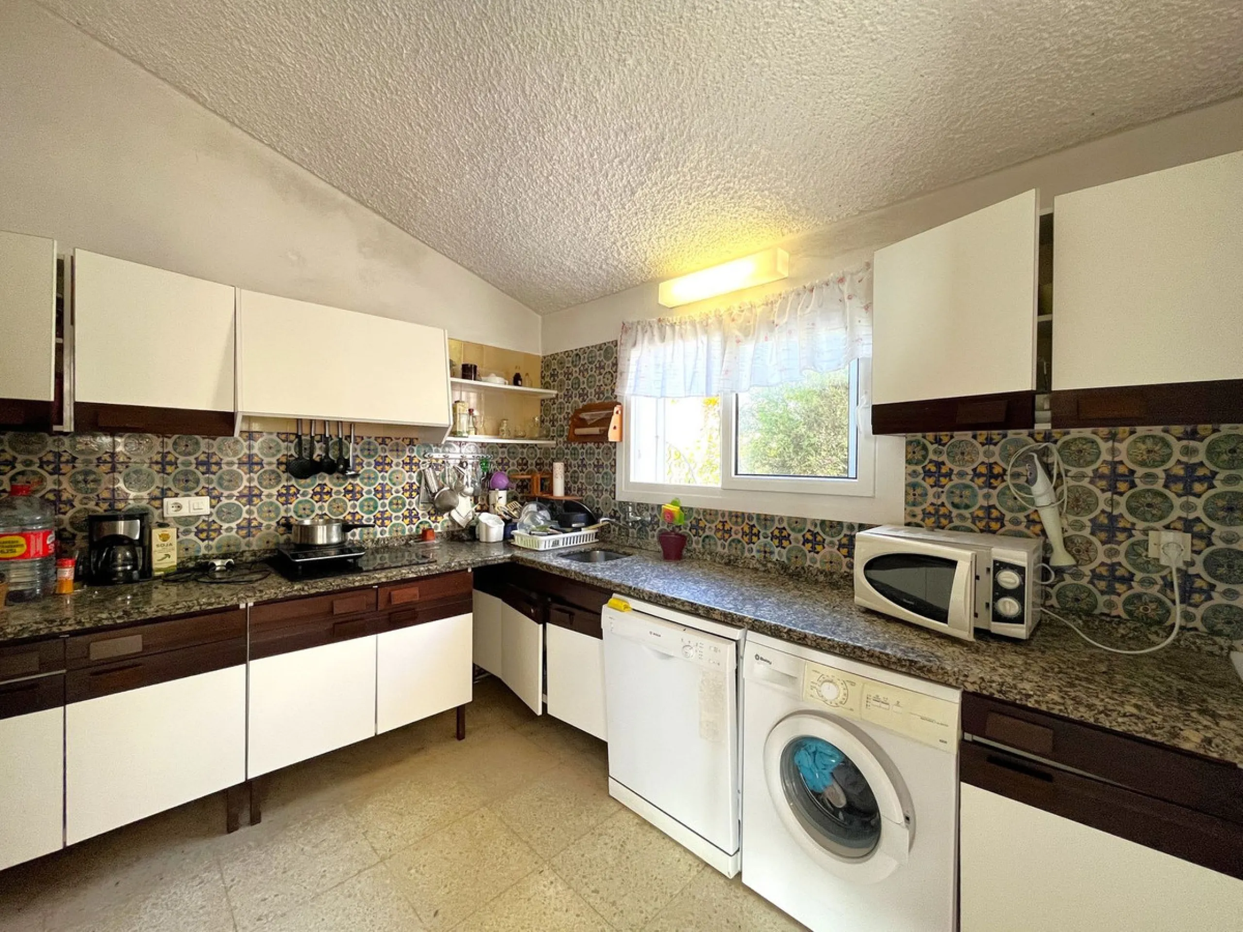 MAGNIFICENT DETACHED VILLA WITH BEAUTIFUL SEA VIEWS! Located in a URBANIZATION ON THE BEACHFRONT LINE, ONLY 2 MIN FROM THE BEACH ON FOOT AND 7 MIN BY CAR FROM THE HISTORIC CENTER OF ESTEPONA. It is very well connected on foot through the beautiful coastal