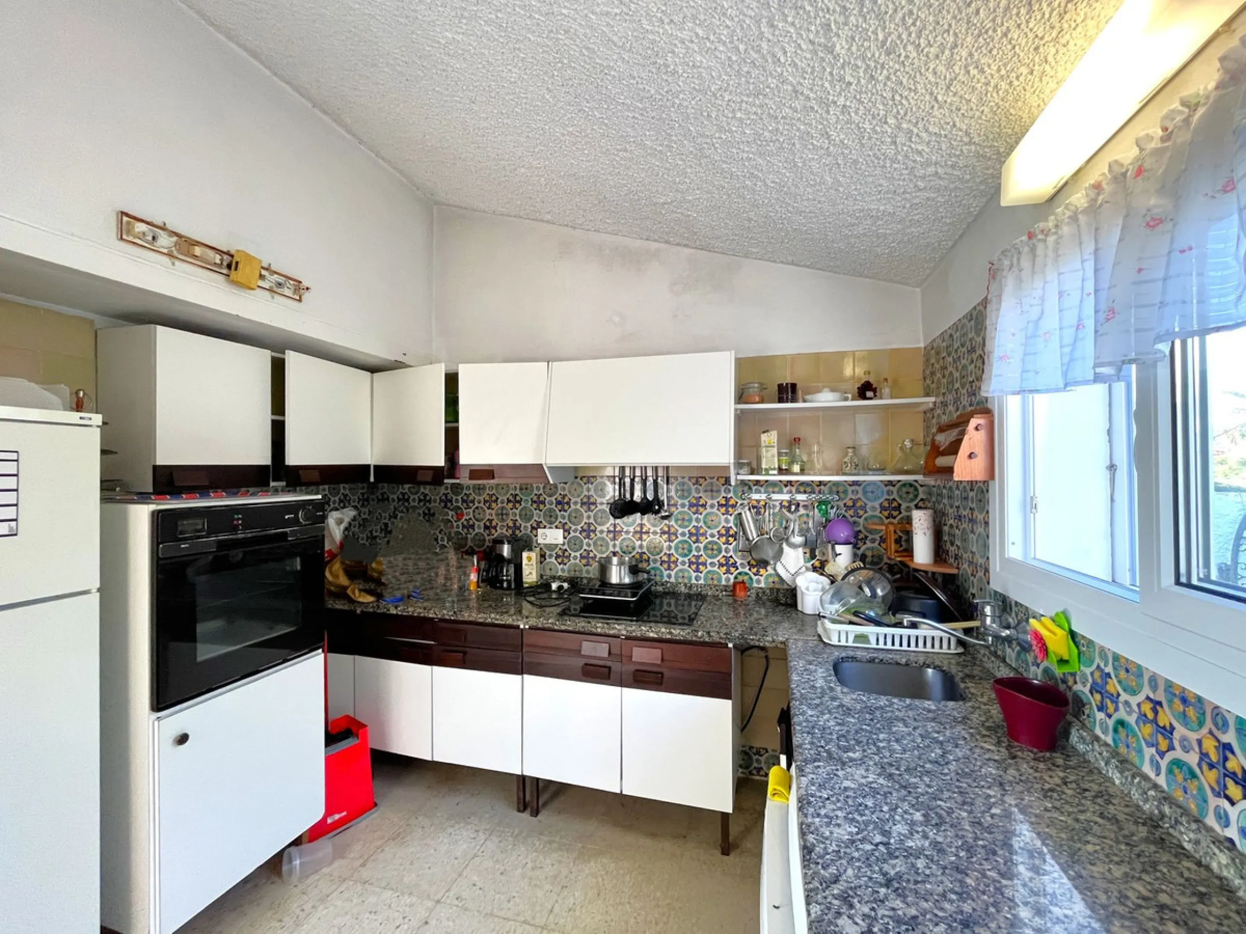 MAGNIFICENT DETACHED VILLA WITH BEAUTIFUL SEA VIEWS! Located in a URBANIZATION ON THE BEACHFRONT LINE, ONLY 2 MIN FROM THE BEACH ON FOOT AND 7 MIN BY CAR FROM THE HISTORIC CENTER OF ESTEPONA. It is very well connected on foot through the beautiful coastal