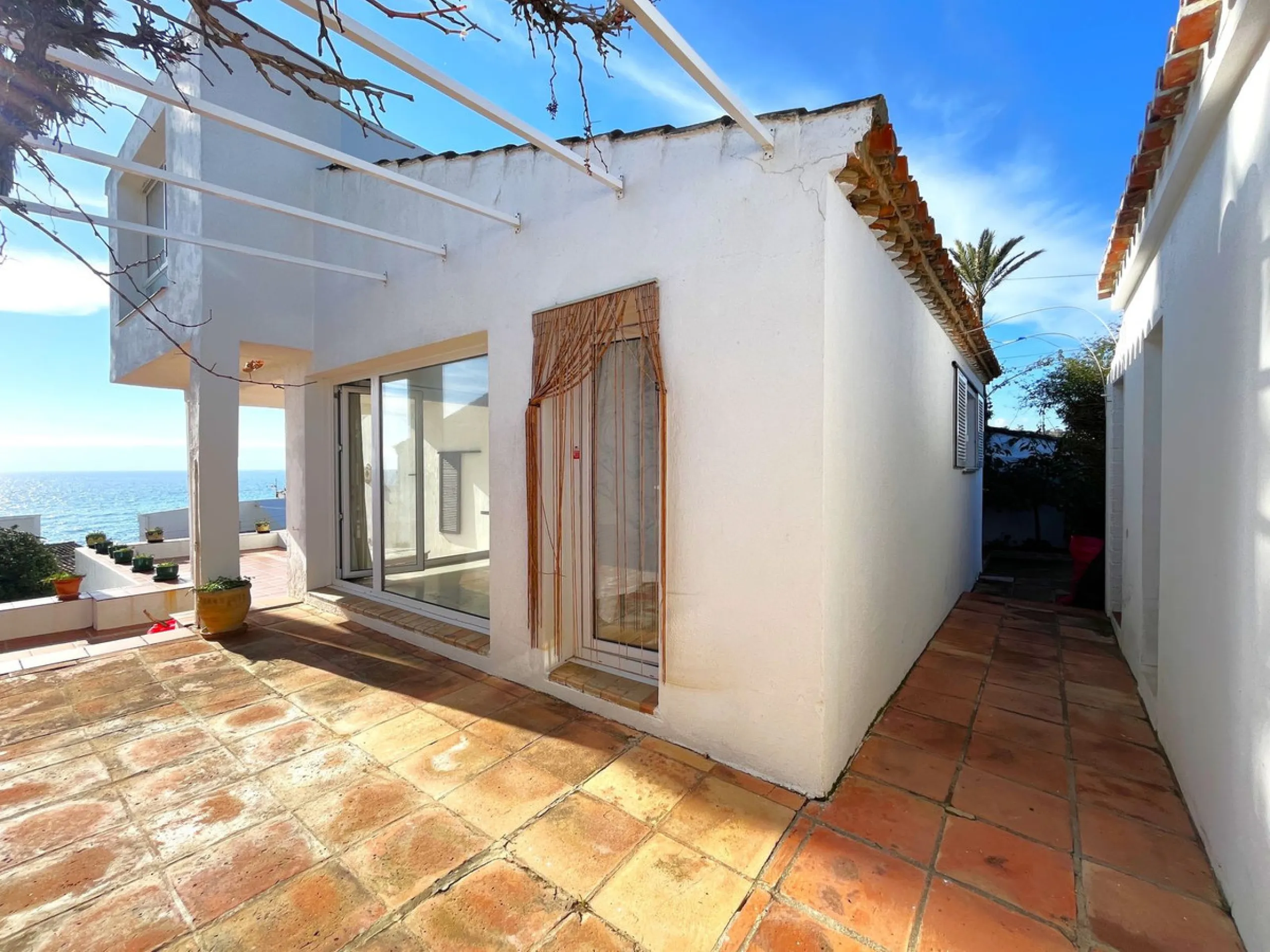 MAGNIFICENT DETACHED VILLA WITH BEAUTIFUL SEA VIEWS! Located in a URBANIZATION ON THE BEACHFRONT LINE, ONLY 2 MIN FROM THE BEACH ON FOOT AND 7 MIN BY CAR FROM THE HISTORIC CENTER OF ESTEPONA. It is very well connected on foot through the beautiful coastal