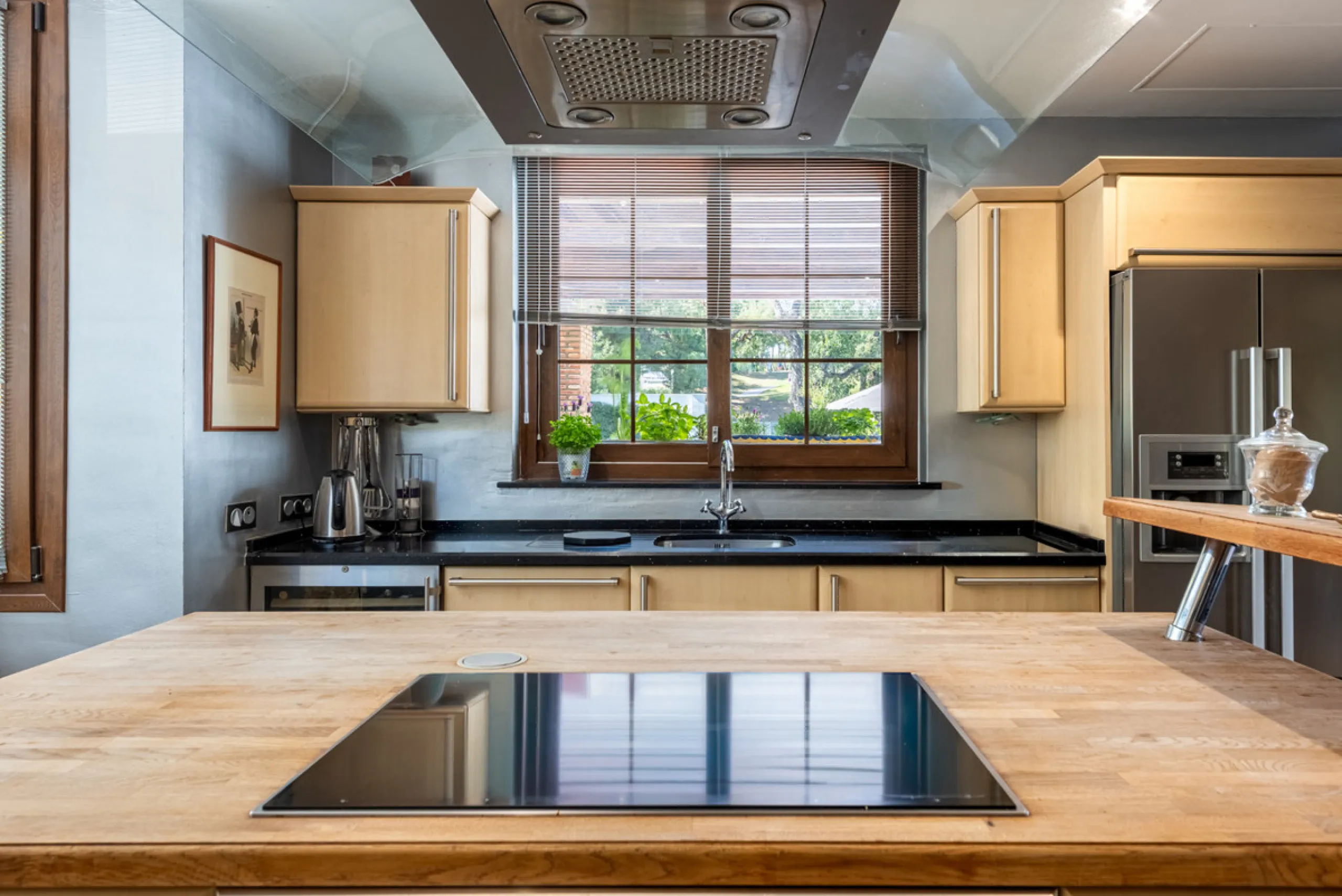 This very rare and elegant 4-bedroom home, by the well-known, Marbella architect Jacobson/Gonzales is a perfect example of this architect's eye for details and light.
