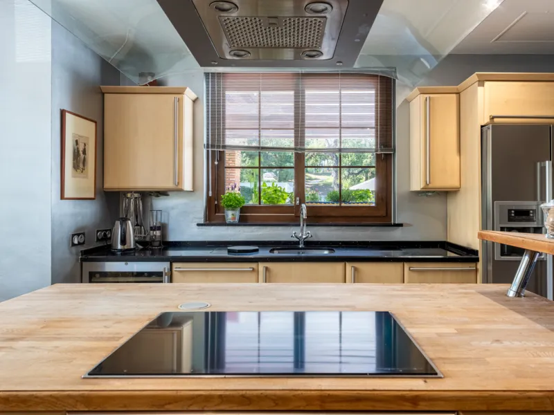 This very rare and elegant 4-bedroom home, by the well-known, Marbella architect Jacobson/Gonzales is a perfect example of this architect's eye for details and light.