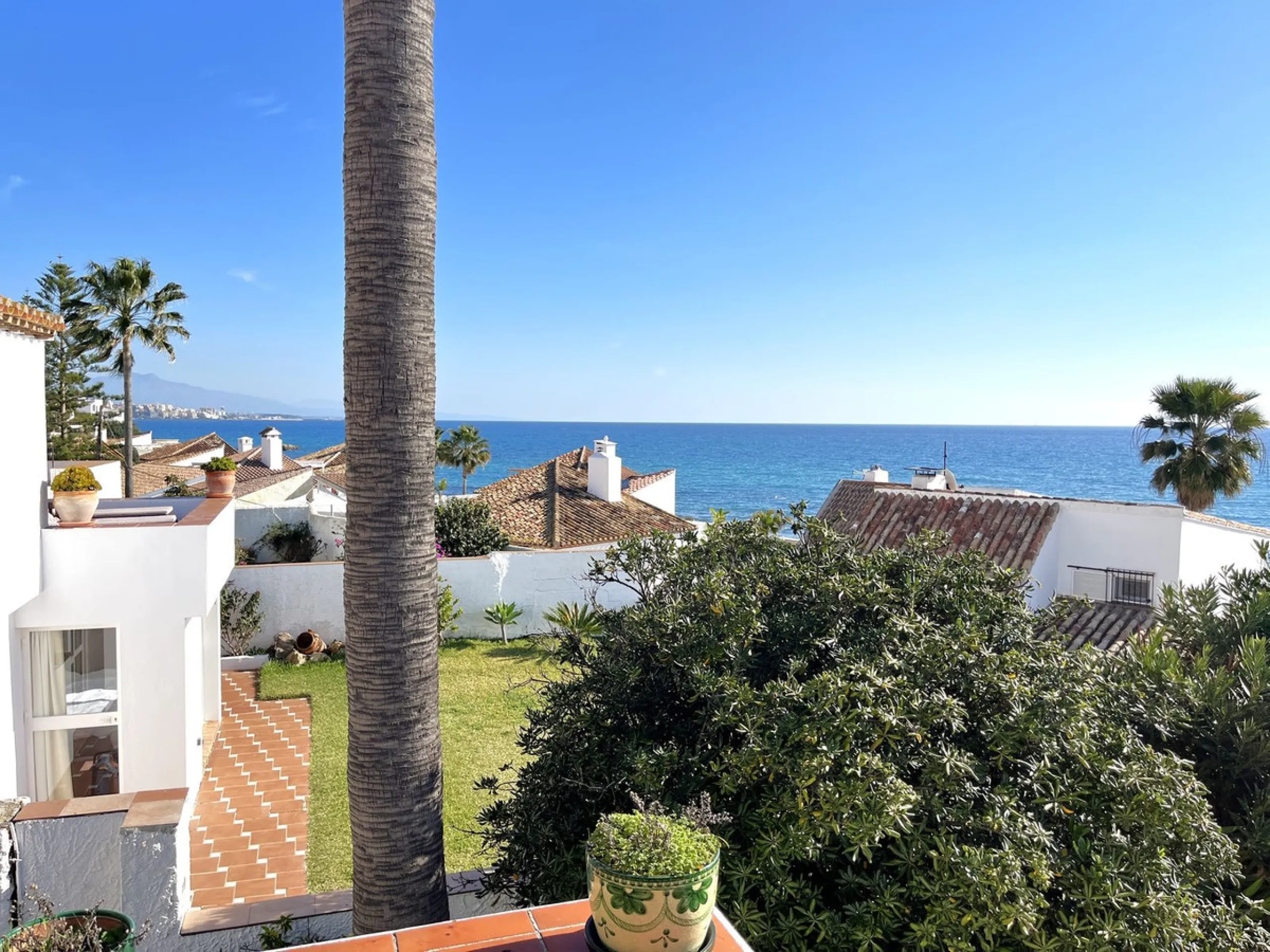 MAGNIFICENT DETACHED VILLA WITH BEAUTIFUL SEA VIEWS! Located in a URBANIZATION ON THE BEACHFRONT LINE, ONLY 2 MIN FROM THE BEACH ON FOOT AND 7 MIN BY CAR FROM THE HISTORIC CENTER OF ESTEPONA. It is very well connected on foot through the beautiful coastal
