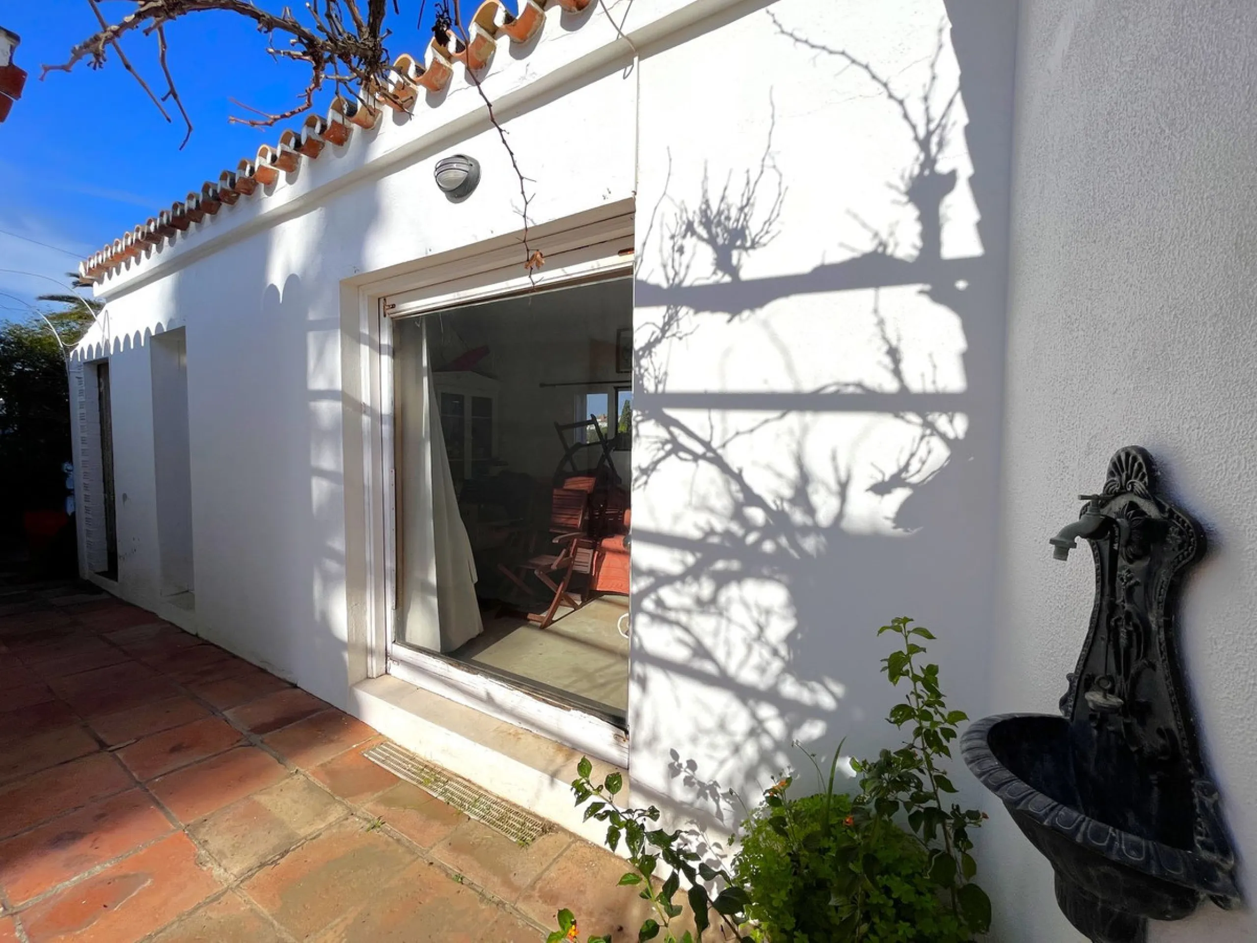 MAGNIFICENT DETACHED VILLA WITH BEAUTIFUL SEA VIEWS! Located in a URBANIZATION ON THE BEACHFRONT LINE, ONLY 2 MIN FROM THE BEACH ON FOOT AND 7 MIN BY CAR FROM THE HISTORIC CENTER OF ESTEPONA. It is very well connected on foot through the beautiful coastal