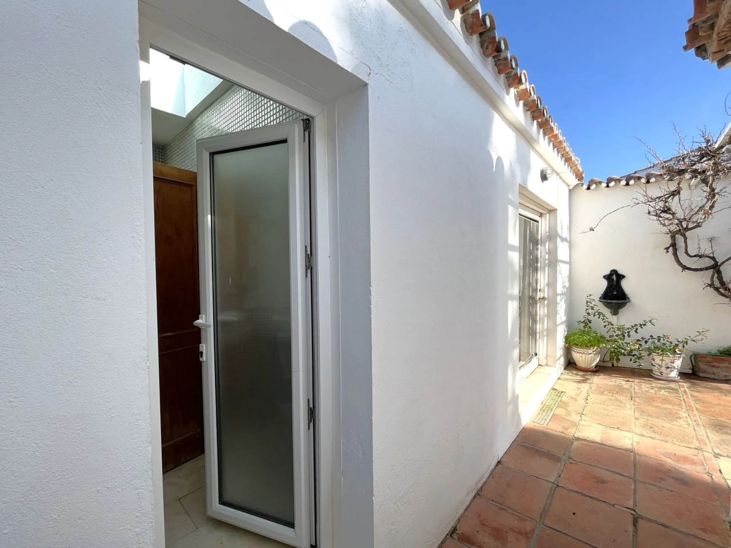 MAGNIFICENT DETACHED VILLA WITH BEAUTIFUL SEA VIEWS! Located in a URBANIZATION ON THE BEACHFRONT LINE, ONLY 2 MIN FROM THE BEACH ON FOOT AND 7 MIN BY CAR FROM THE HISTORIC CENTER OF ESTEPONA. It is very well connected on foot through the beautiful coastal