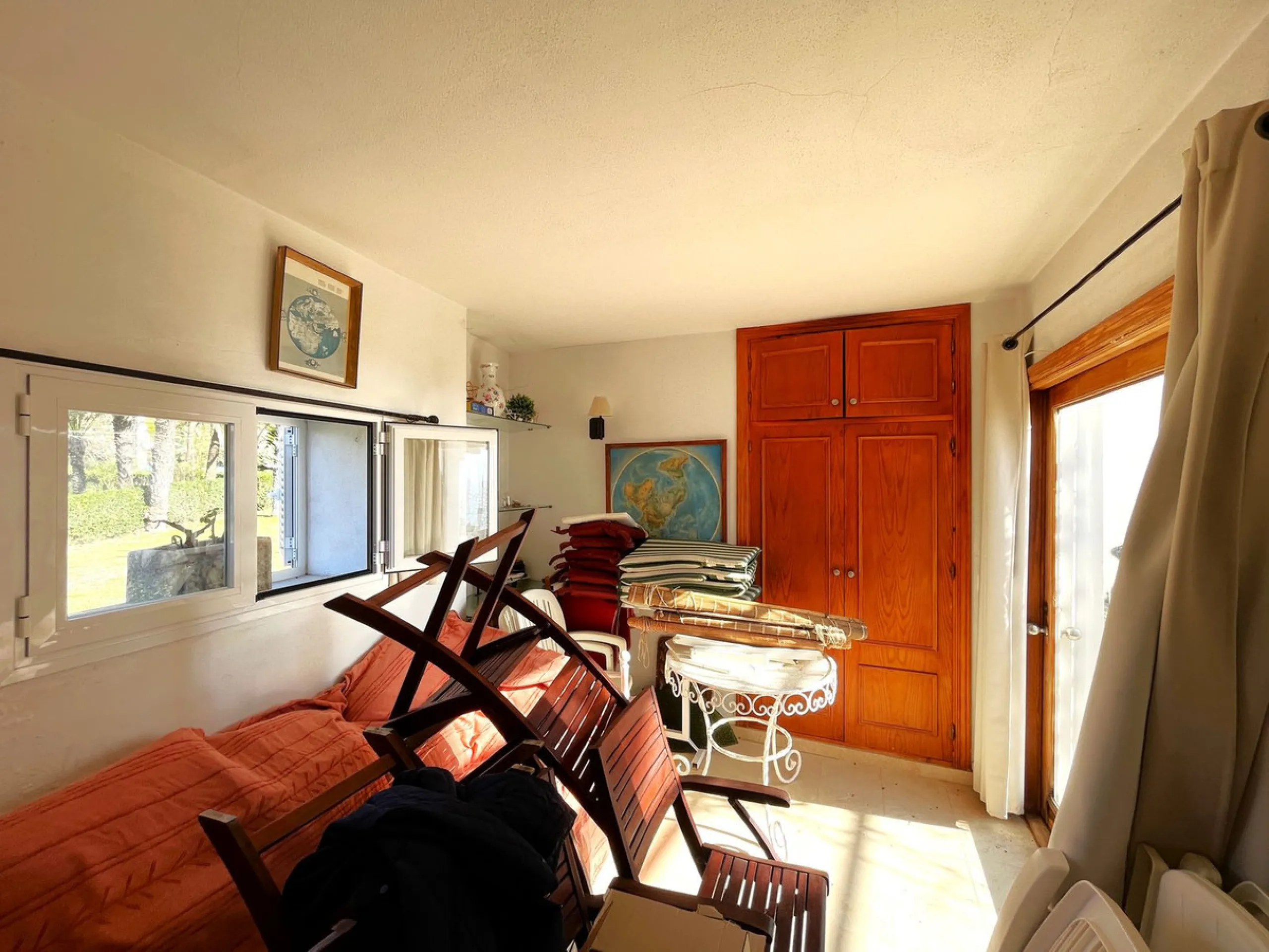 MAGNIFICENT DETACHED VILLA WITH BEAUTIFUL SEA VIEWS! Located in a URBANIZATION ON THE BEACHFRONT LINE, ONLY 2 MIN FROM THE BEACH ON FOOT AND 7 MIN BY CAR FROM THE HISTORIC CENTER OF ESTEPONA. It is very well connected on foot through the beautiful coastal