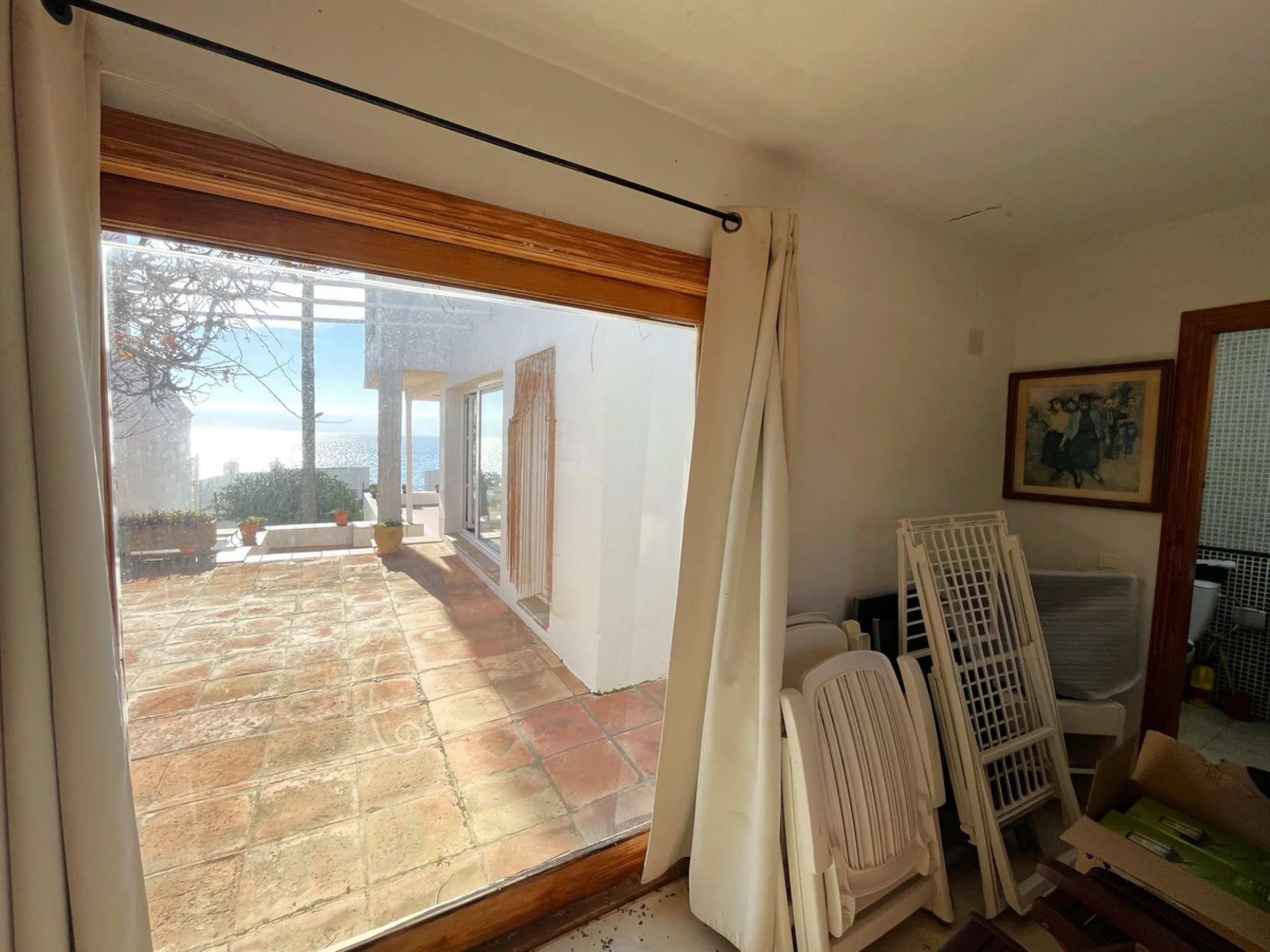 MAGNIFICENT DETACHED VILLA WITH BEAUTIFUL SEA VIEWS! Located in a URBANIZATION ON THE BEACHFRONT LINE, ONLY 2 MIN FROM THE BEACH ON FOOT AND 7 MIN BY CAR FROM THE HISTORIC CENTER OF ESTEPONA. It is very well connected on foot through the beautiful coastal