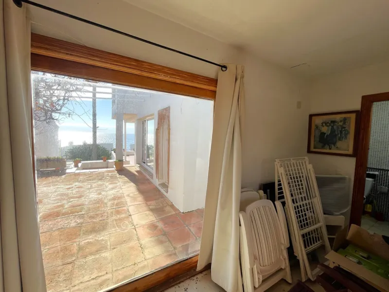 MAGNIFICENT DETACHED VILLA WITH BEAUTIFUL SEA VIEWS! Located in a URBANIZATION ON THE BEACHFRONT LINE, ONLY 2 MIN FROM THE BEACH ON FOOT AND 7 MIN BY CAR FROM THE HISTORIC CENTER OF ESTEPONA. It is very well connected on foot through the beautiful coastal