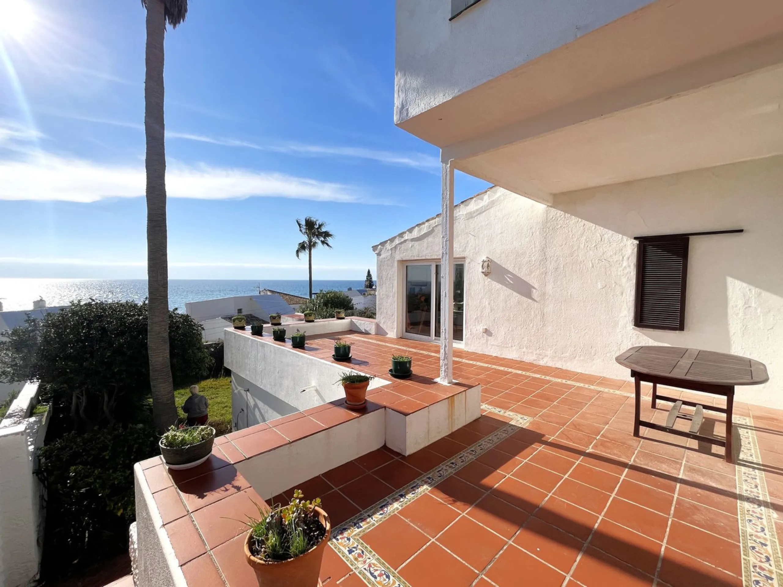MAGNIFICENT DETACHED VILLA WITH BEAUTIFUL SEA VIEWS! Located in a URBANIZATION ON THE BEACHFRONT LINE, ONLY 2 MIN FROM THE BEACH ON FOOT AND 7 MIN BY CAR FROM THE HISTORIC CENTER OF ESTEPONA. It is very well connected on foot through the beautiful coastal