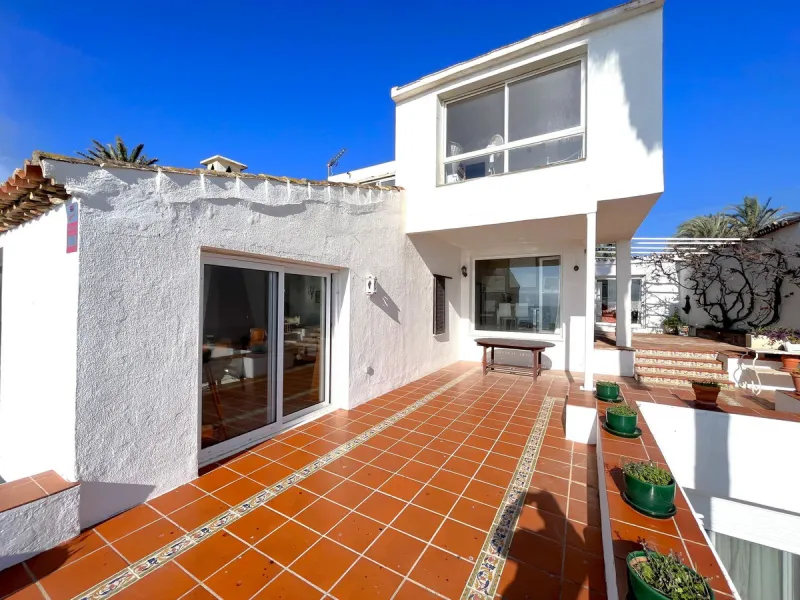 MAGNIFICENT DETACHED VILLA WITH BEAUTIFUL SEA VIEWS! Located in a URBANIZATION ON THE BEACHFRONT LINE, ONLY 2 MIN FROM THE BEACH ON FOOT AND 7 MIN BY CAR FROM THE HISTORIC CENTER OF ESTEPONA. It is very well connected on foot through the beautiful coastal