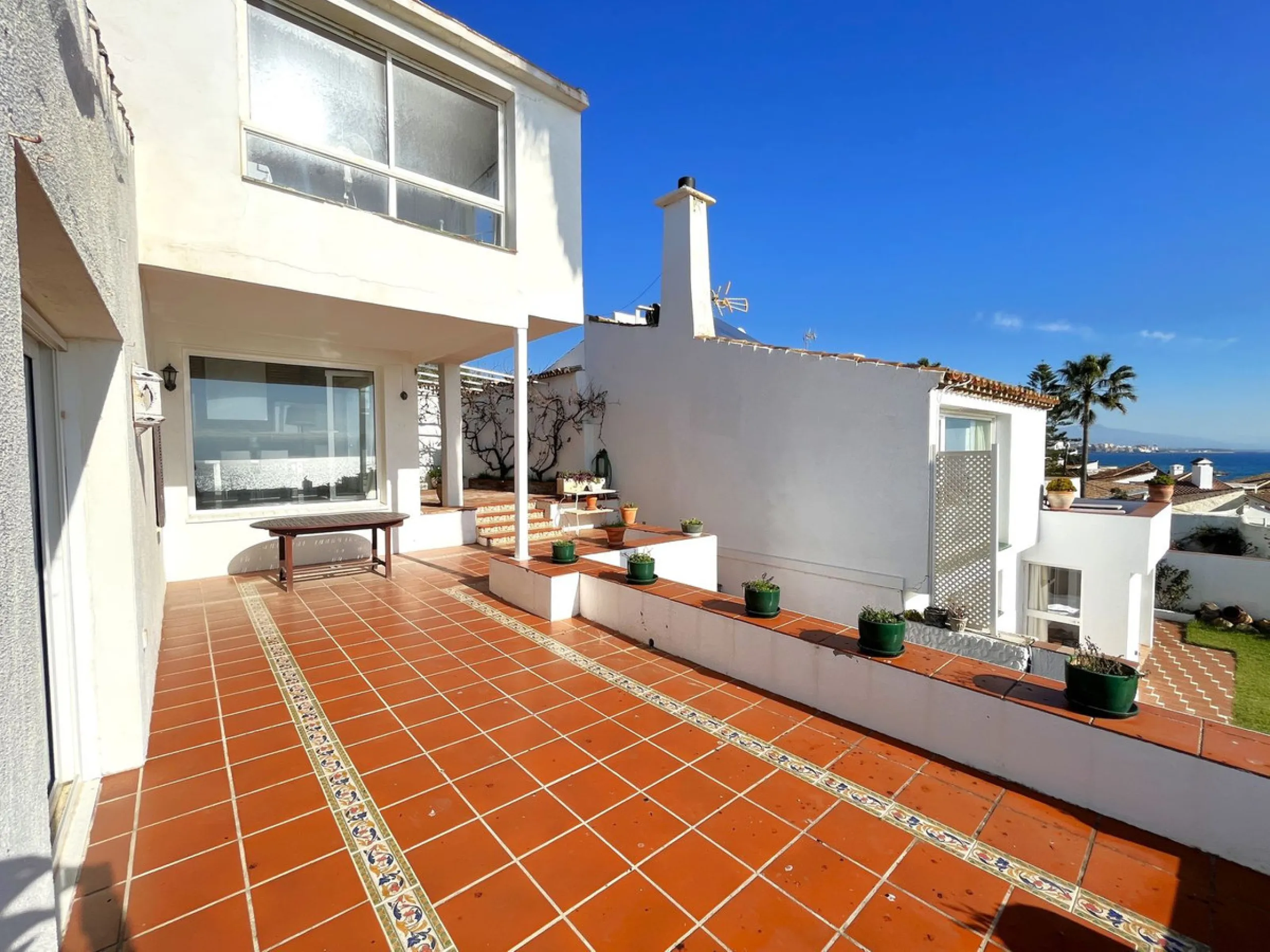 MAGNIFICENT DETACHED VILLA WITH BEAUTIFUL SEA VIEWS! Located in a URBANIZATION ON THE BEACHFRONT LINE, ONLY 2 MIN FROM THE BEACH ON FOOT AND 7 MIN BY CAR FROM THE HISTORIC CENTER OF ESTEPONA. It is very well connected on foot through the beautiful coastal