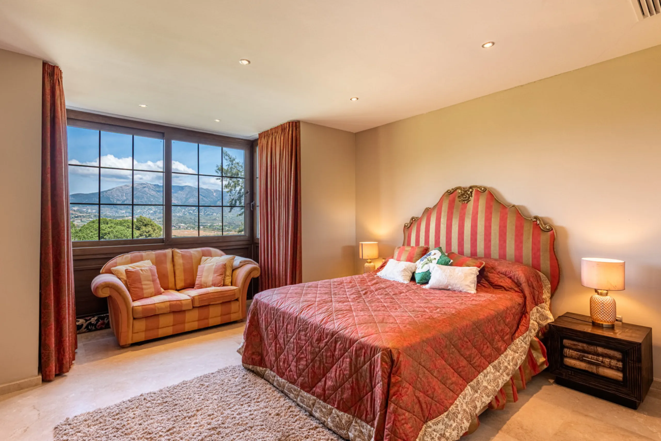 This very rare and elegant 4-bedroom home, by the well-known, Marbella architect Jacobson/Gonzales is a perfect example of this architect's eye for details and light.