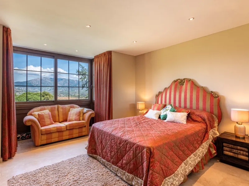 This very rare and elegant 4-bedroom home, by the well-known, Marbella architect Jacobson/Gonzales is a perfect example of this architect's eye for details and light.