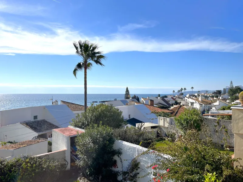 MAGNIFICENT DETACHED VILLA WITH BEAUTIFUL SEA VIEWS! Located in a URBANIZATION ON THE BEACHFRONT LINE, ONLY 2 MIN FROM THE BEACH ON FOOT AND 7 MIN BY CAR FROM THE HISTORIC CENTER OF ESTEPONA. It is very well connected on foot through the beautiful coastal