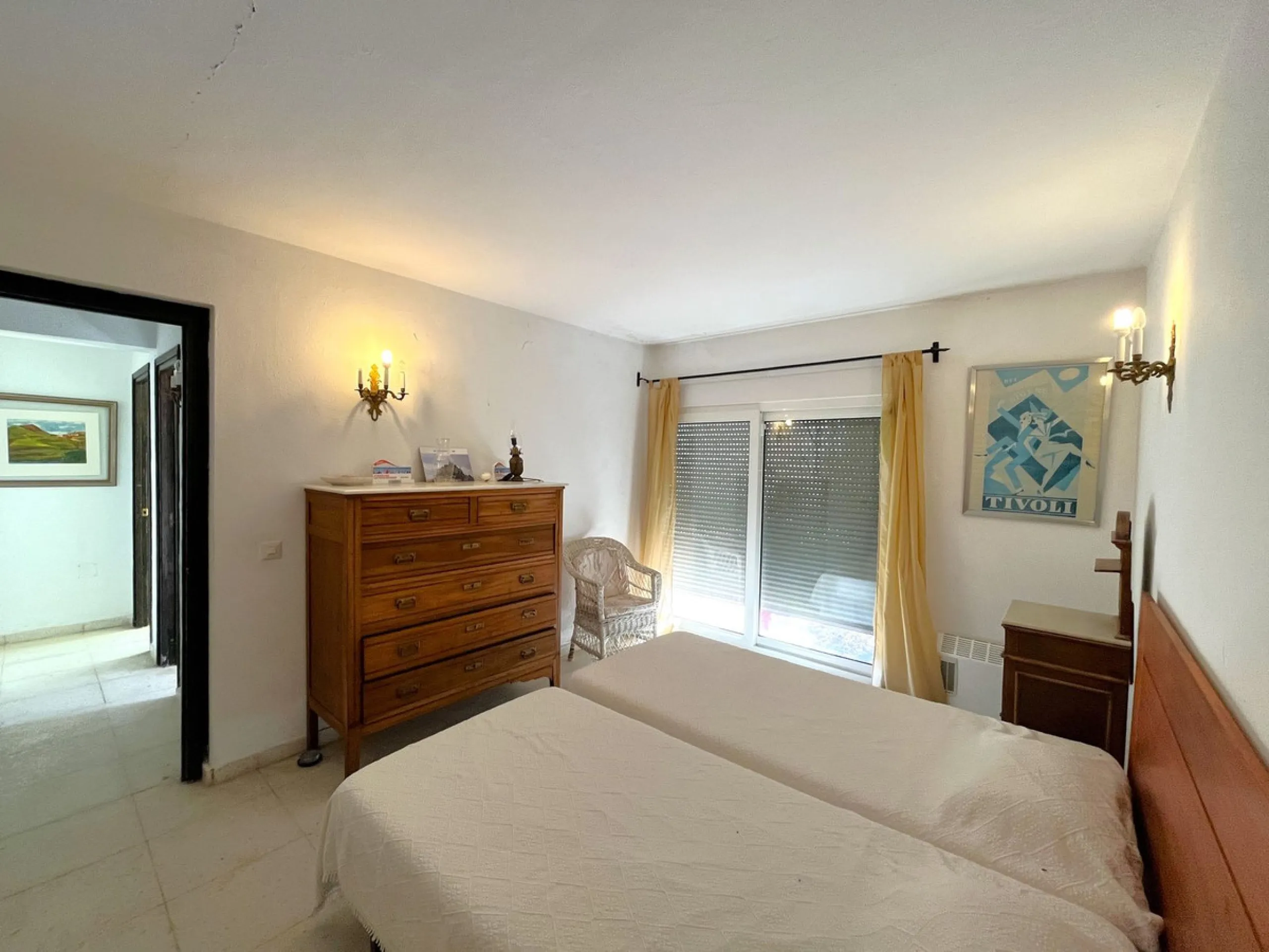 MAGNIFICENT DETACHED VILLA WITH BEAUTIFUL SEA VIEWS! Located in a URBANIZATION ON THE BEACHFRONT LINE, ONLY 2 MIN FROM THE BEACH ON FOOT AND 7 MIN BY CAR FROM THE HISTORIC CENTER OF ESTEPONA. It is very well connected on foot through the beautiful coastal