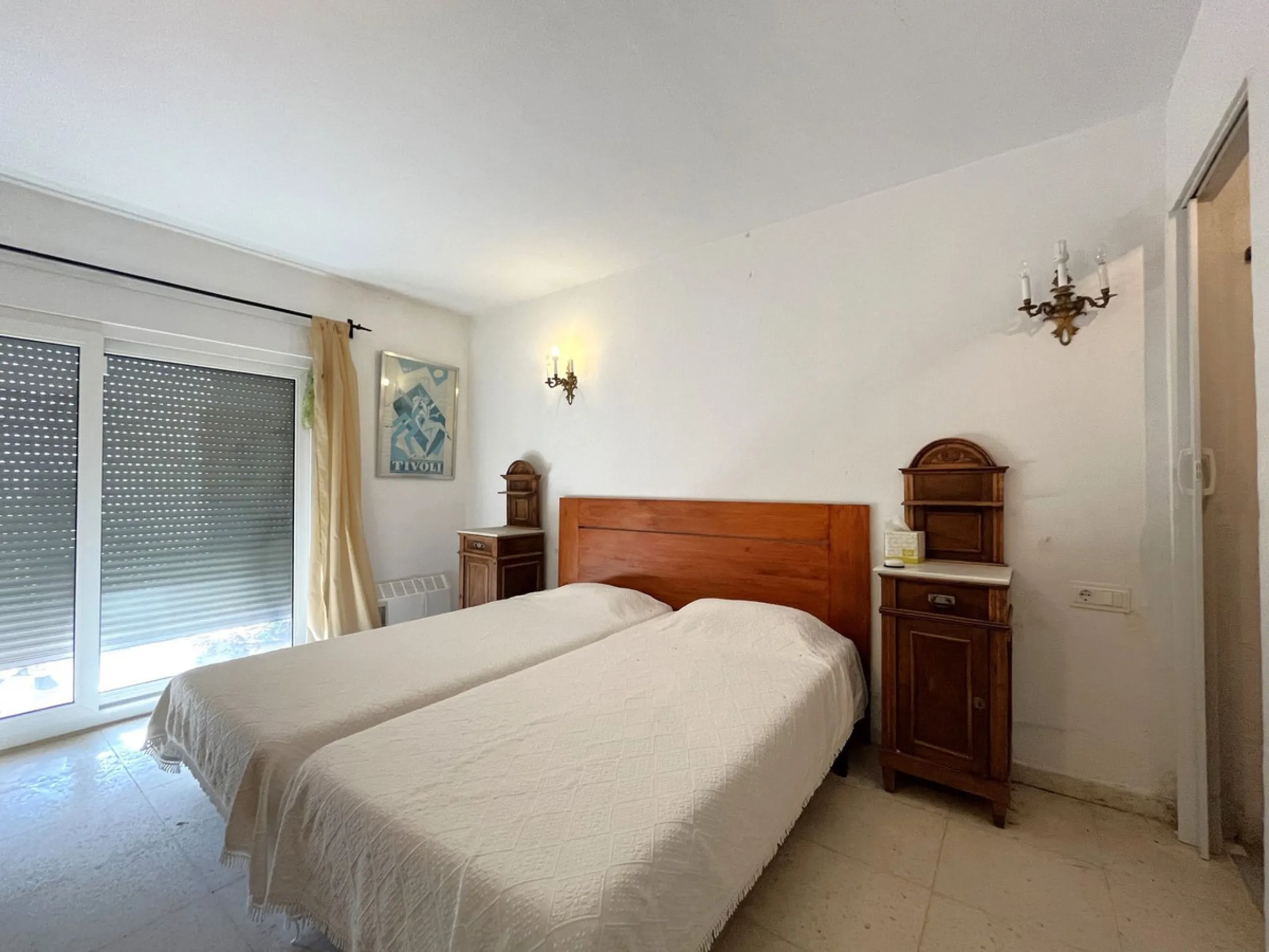 MAGNIFICENT DETACHED VILLA WITH BEAUTIFUL SEA VIEWS! Located in a URBANIZATION ON THE BEACHFRONT LINE, ONLY 2 MIN FROM THE BEACH ON FOOT AND 7 MIN BY CAR FROM THE HISTORIC CENTER OF ESTEPONA. It is very well connected on foot through the beautiful coastal