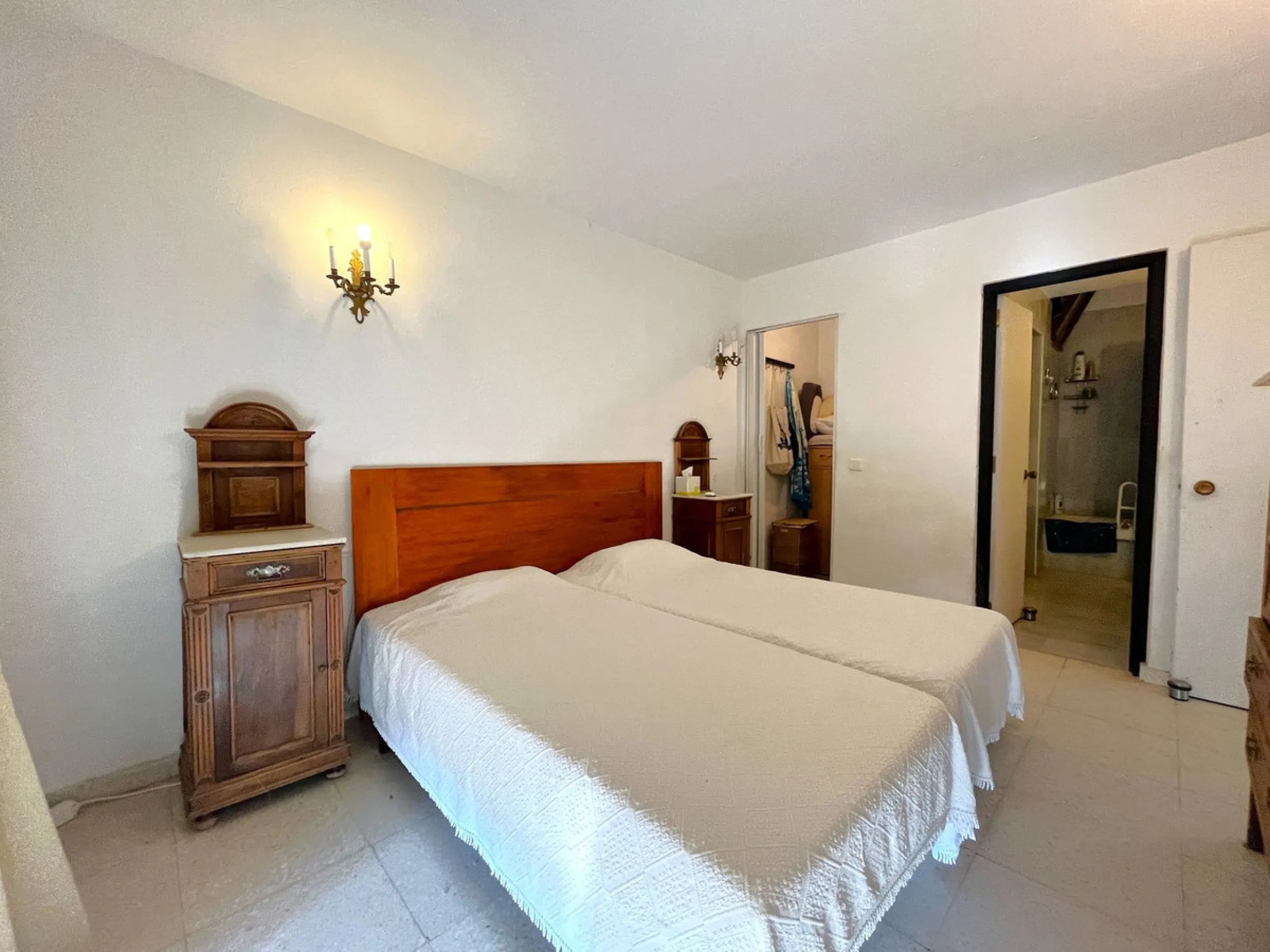 MAGNIFICENT DETACHED VILLA WITH BEAUTIFUL SEA VIEWS! Located in a URBANIZATION ON THE BEACHFRONT LINE, ONLY 2 MIN FROM THE BEACH ON FOOT AND 7 MIN BY CAR FROM THE HISTORIC CENTER OF ESTEPONA. It is very well connected on foot through the beautiful coastal