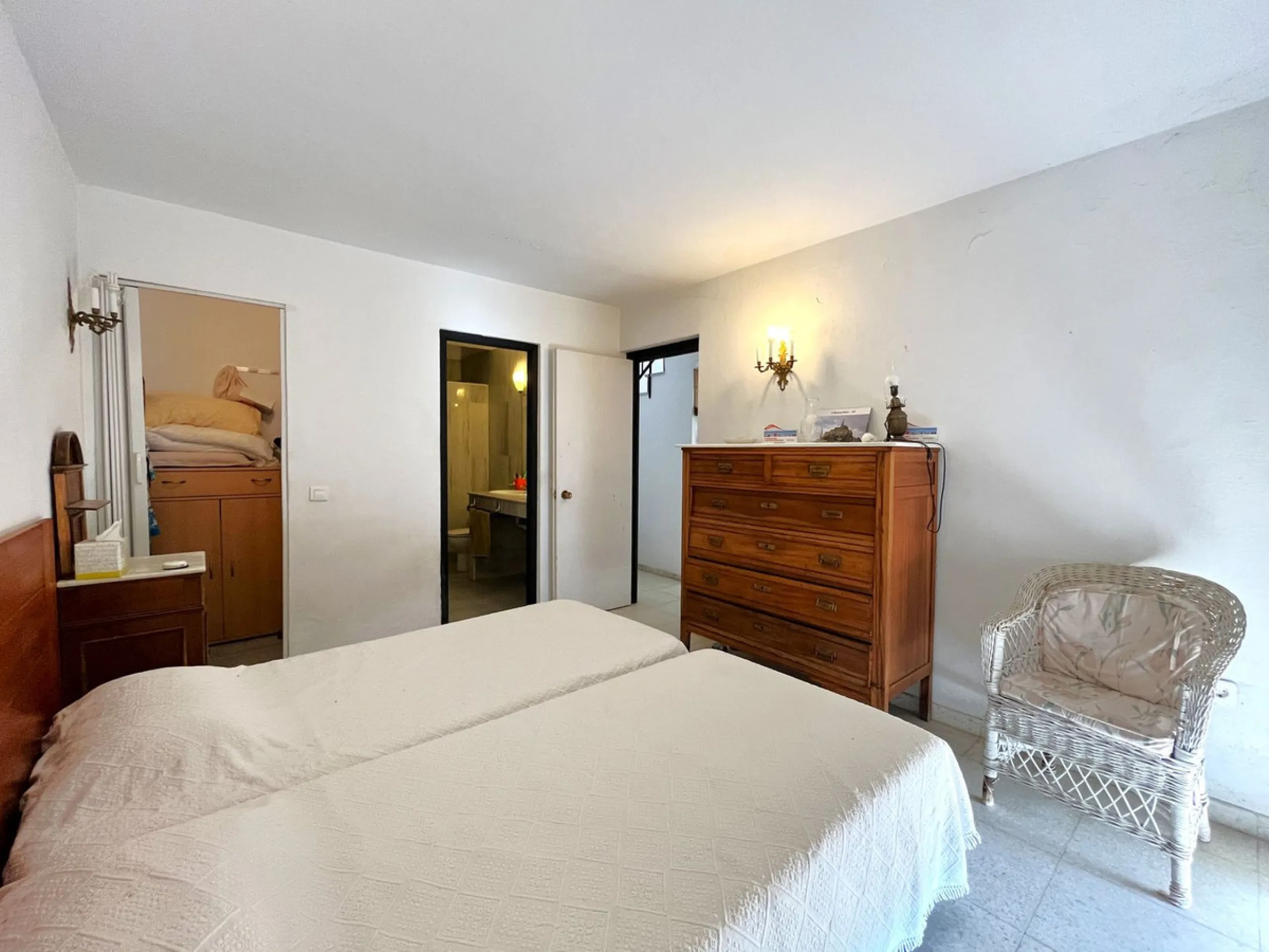 MAGNIFICENT DETACHED VILLA WITH BEAUTIFUL SEA VIEWS! Located in a URBANIZATION ON THE BEACHFRONT LINE, ONLY 2 MIN FROM THE BEACH ON FOOT AND 7 MIN BY CAR FROM THE HISTORIC CENTER OF ESTEPONA. It is very well connected on foot through the beautiful coastal