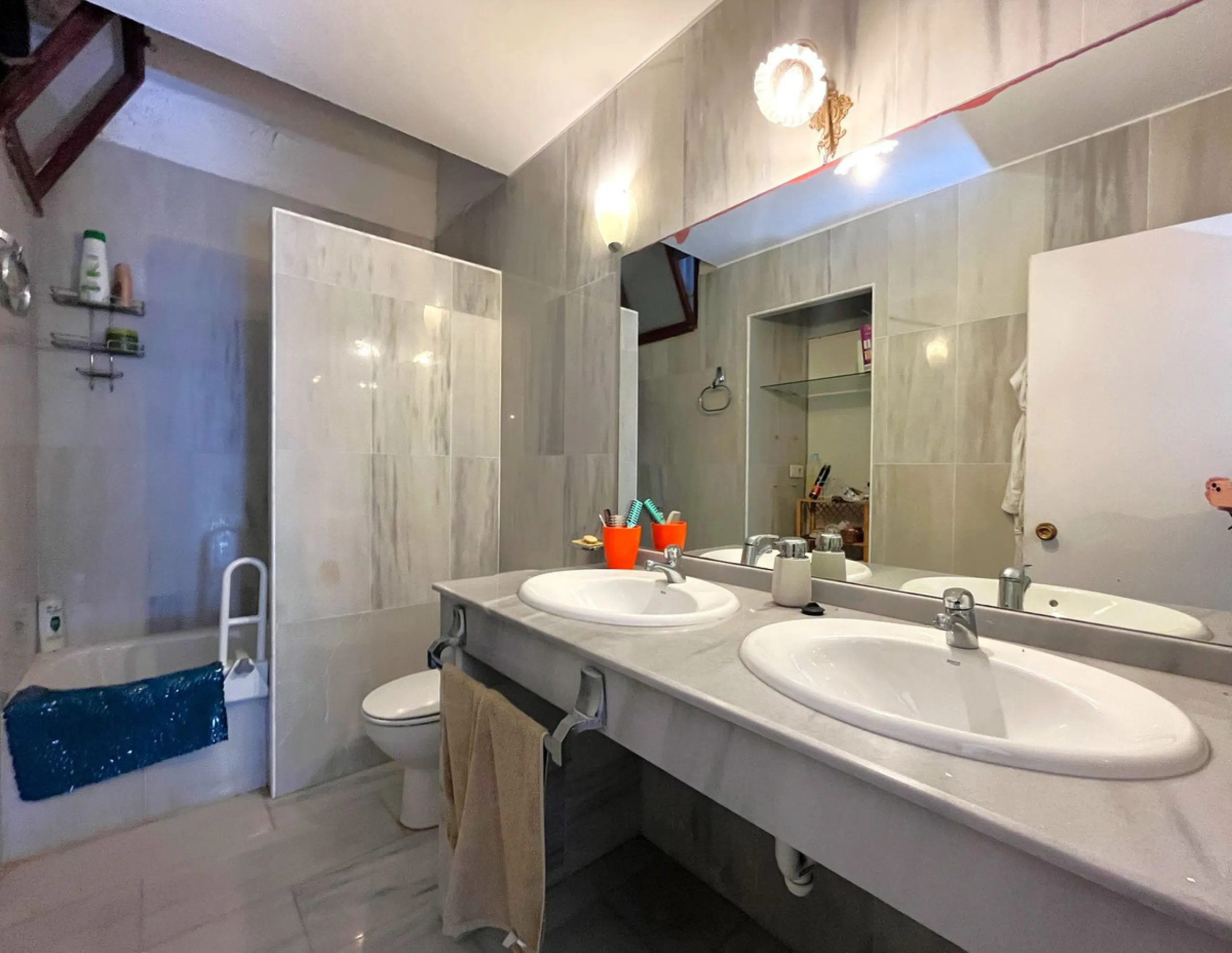 MAGNIFICENT DETACHED VILLA WITH BEAUTIFUL SEA VIEWS! Located in a URBANIZATION ON THE BEACHFRONT LINE, ONLY 2 MIN FROM THE BEACH ON FOOT AND 7 MIN BY CAR FROM THE HISTORIC CENTER OF ESTEPONA. It is very well connected on foot through the beautiful coastal