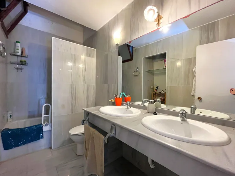 MAGNIFICENT DETACHED VILLA WITH BEAUTIFUL SEA VIEWS! Located in a URBANIZATION ON THE BEACHFRONT LINE, ONLY 2 MIN FROM THE BEACH ON FOOT AND 7 MIN BY CAR FROM THE HISTORIC CENTER OF ESTEPONA. It is very well connected on foot through the beautiful coastal