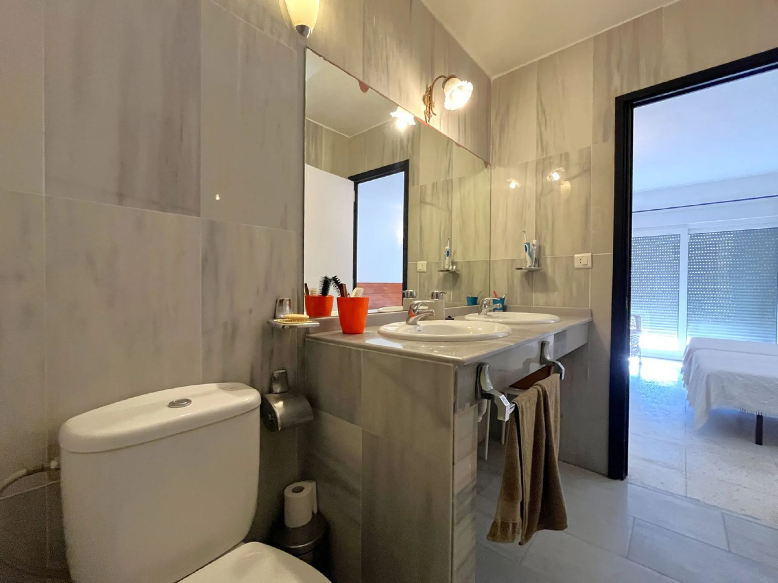 MAGNIFICENT DETACHED VILLA WITH BEAUTIFUL SEA VIEWS! Located in a URBANIZATION ON THE BEACHFRONT LINE, ONLY 2 MIN FROM THE BEACH ON FOOT AND 7 MIN BY CAR FROM THE HISTORIC CENTER OF ESTEPONA. It is very well connected on foot through the beautiful coastal