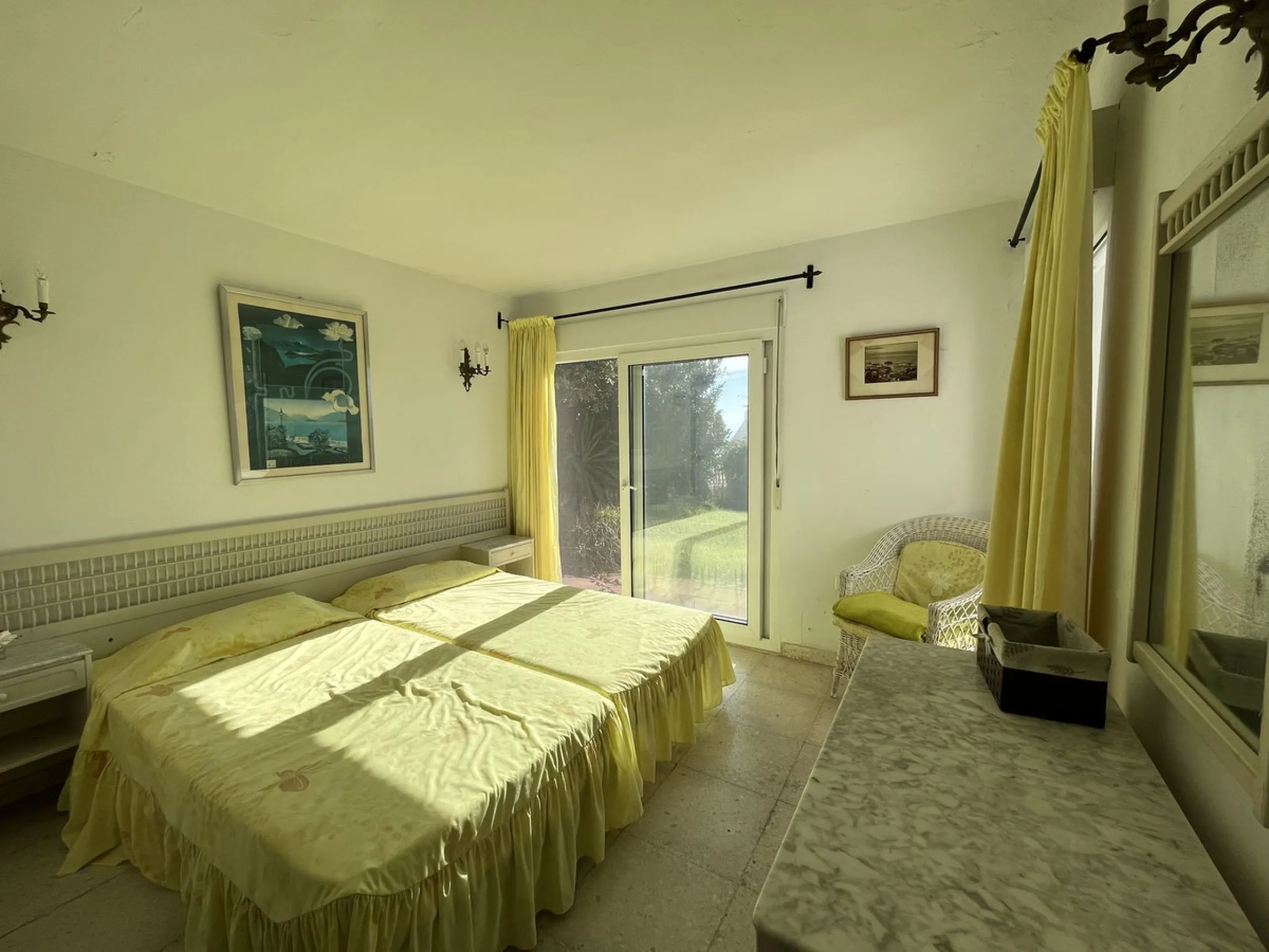 MAGNIFICENT DETACHED VILLA WITH BEAUTIFUL SEA VIEWS! Located in a URBANIZATION ON THE BEACHFRONT LINE, ONLY 2 MIN FROM THE BEACH ON FOOT AND 7 MIN BY CAR FROM THE HISTORIC CENTER OF ESTEPONA. It is very well connected on foot through the beautiful coastal