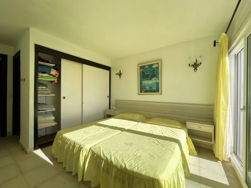 MAGNIFICENT DETACHED VILLA WITH BEAUTIFUL SEA VIEWS! Located in a URBANIZATION ON THE BEACHFRONT LINE, ONLY 2 MIN FROM THE BEACH ON FOOT AND 7 MIN BY CAR FROM THE HISTORIC CENTER OF ESTEPONA. It is very well connected on foot through the beautiful coastal