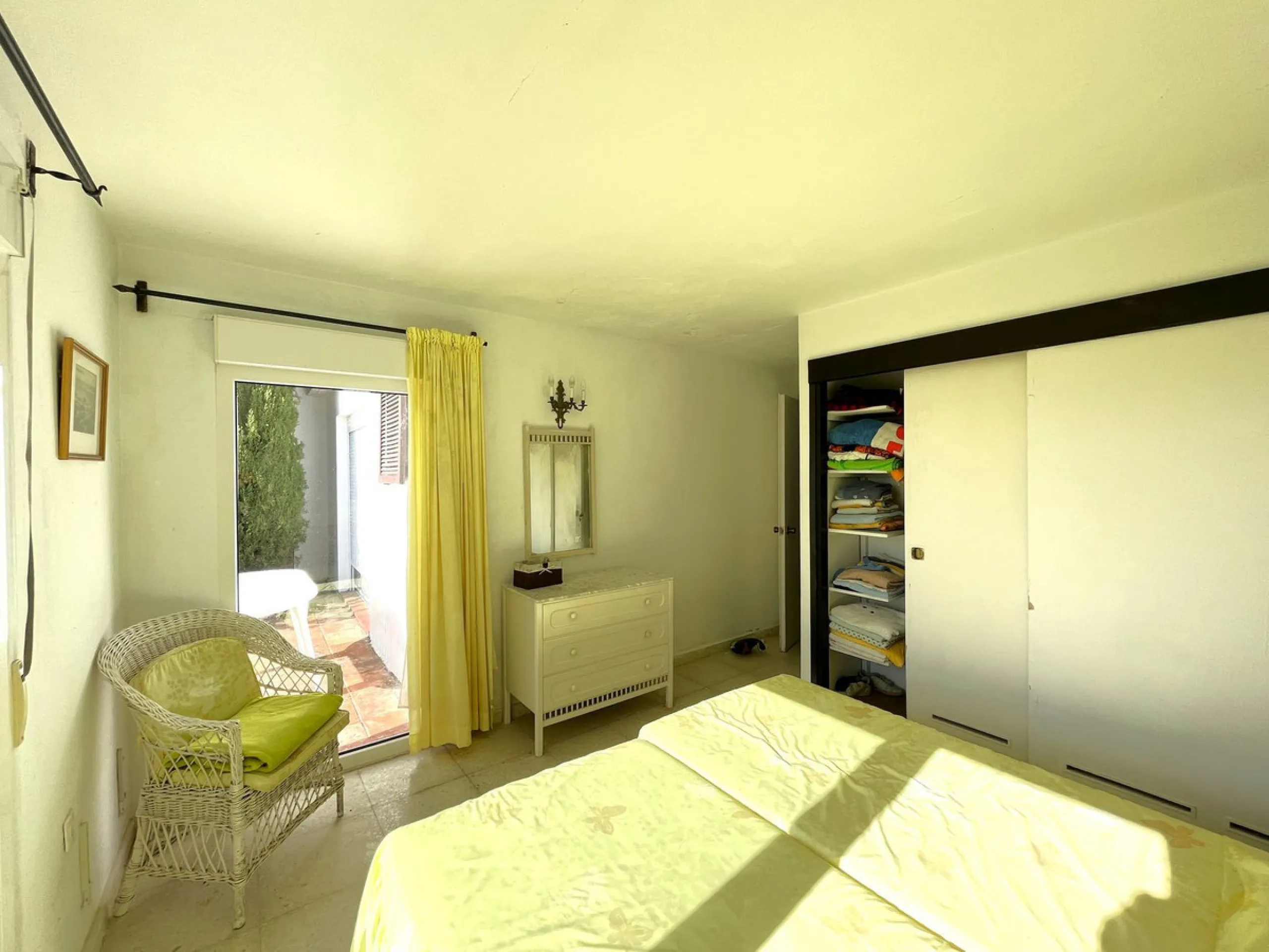 MAGNIFICENT DETACHED VILLA WITH BEAUTIFUL SEA VIEWS! Located in a URBANIZATION ON THE BEACHFRONT LINE, ONLY 2 MIN FROM THE BEACH ON FOOT AND 7 MIN BY CAR FROM THE HISTORIC CENTER OF ESTEPONA. It is very well connected on foot through the beautiful coastal