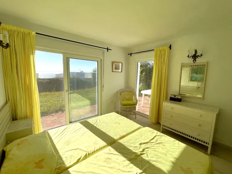 MAGNIFICENT DETACHED VILLA WITH BEAUTIFUL SEA VIEWS! Located in a URBANIZATION ON THE BEACHFRONT LINE, ONLY 2 MIN FROM THE BEACH ON FOOT AND 7 MIN BY CAR FROM THE HISTORIC CENTER OF ESTEPONA. It is very well connected on foot through the beautiful coastal