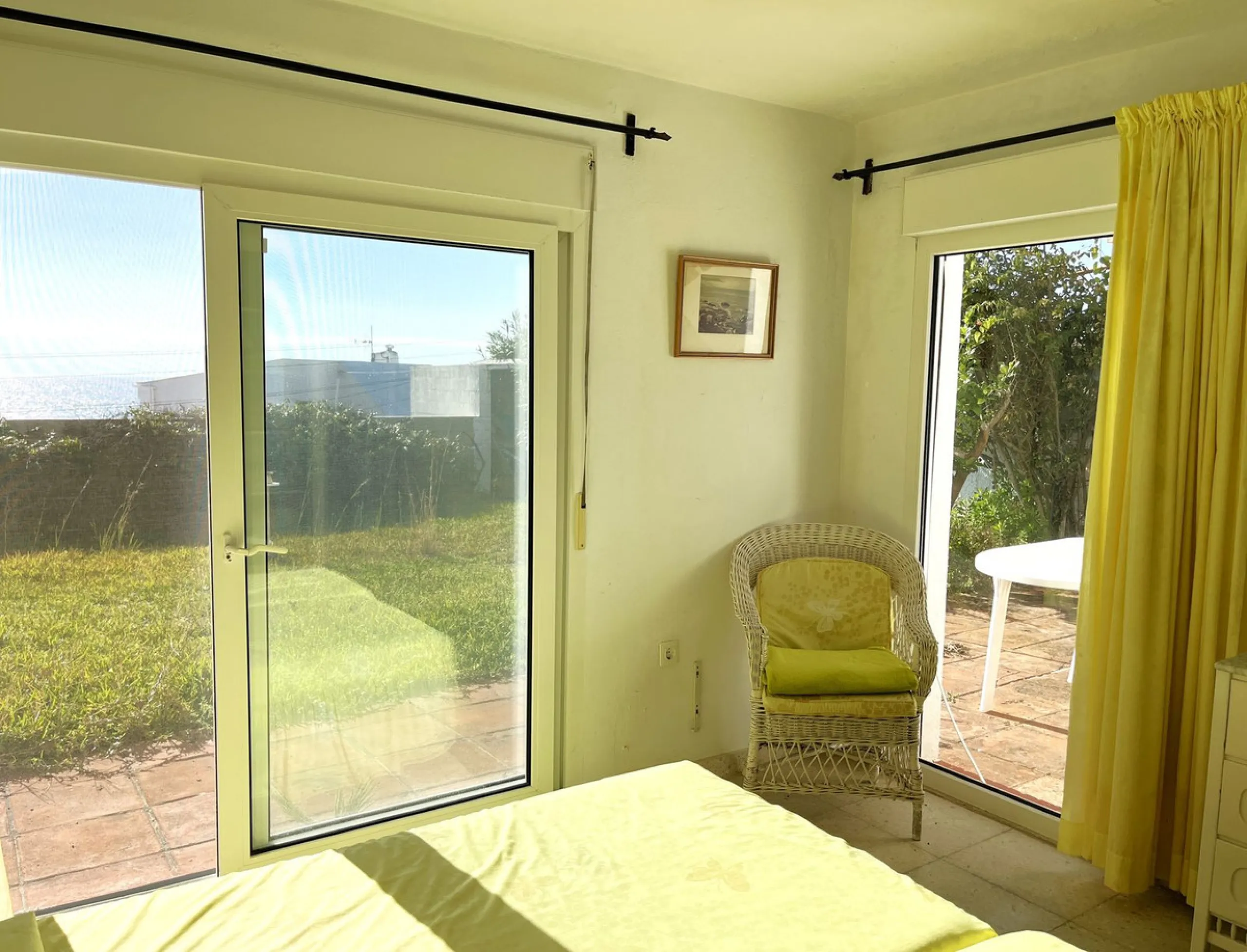 MAGNIFICENT DETACHED VILLA WITH BEAUTIFUL SEA VIEWS! Located in a URBANIZATION ON THE BEACHFRONT LINE, ONLY 2 MIN FROM THE BEACH ON FOOT AND 7 MIN BY CAR FROM THE HISTORIC CENTER OF ESTEPONA. It is very well connected on foot through the beautiful coastal