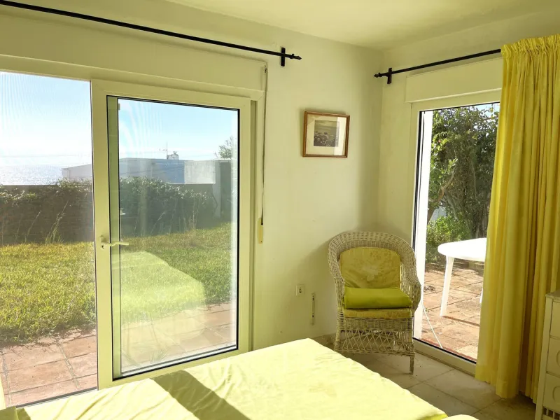 MAGNIFICENT DETACHED VILLA WITH BEAUTIFUL SEA VIEWS! Located in a URBANIZATION ON THE BEACHFRONT LINE, ONLY 2 MIN FROM THE BEACH ON FOOT AND 7 MIN BY CAR FROM THE HISTORIC CENTER OF ESTEPONA. It is very well connected on foot through the beautiful coastal