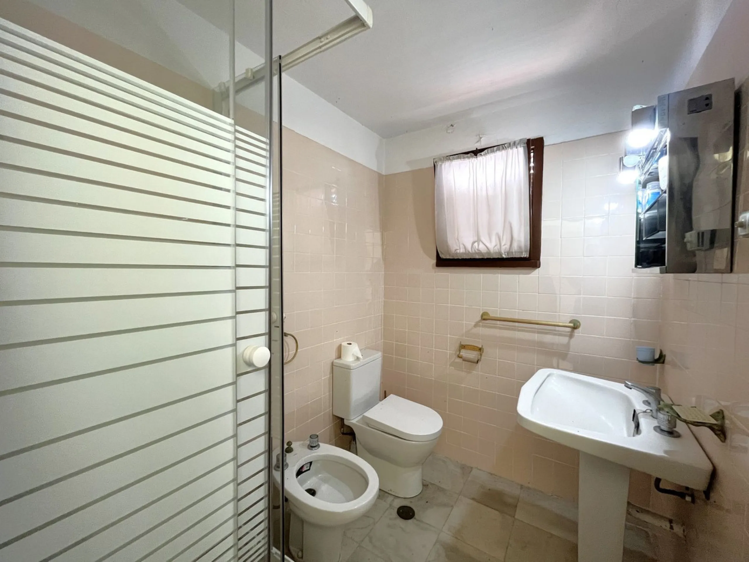 MAGNIFICENT DETACHED VILLA WITH BEAUTIFUL SEA VIEWS! Located in a URBANIZATION ON THE BEACHFRONT LINE, ONLY 2 MIN FROM THE BEACH ON FOOT AND 7 MIN BY CAR FROM THE HISTORIC CENTER OF ESTEPONA. It is very well connected on foot through the beautiful coastal