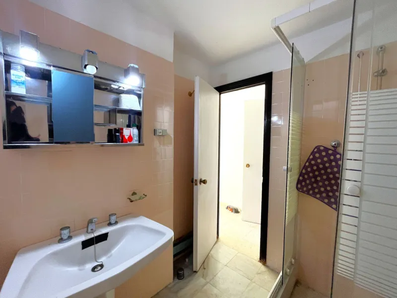MAGNIFICENT DETACHED VILLA WITH BEAUTIFUL SEA VIEWS! Located in a URBANIZATION ON THE BEACHFRONT LINE, ONLY 2 MIN FROM THE BEACH ON FOOT AND 7 MIN BY CAR FROM THE HISTORIC CENTER OF ESTEPONA. It is very well connected on foot through the beautiful coastal