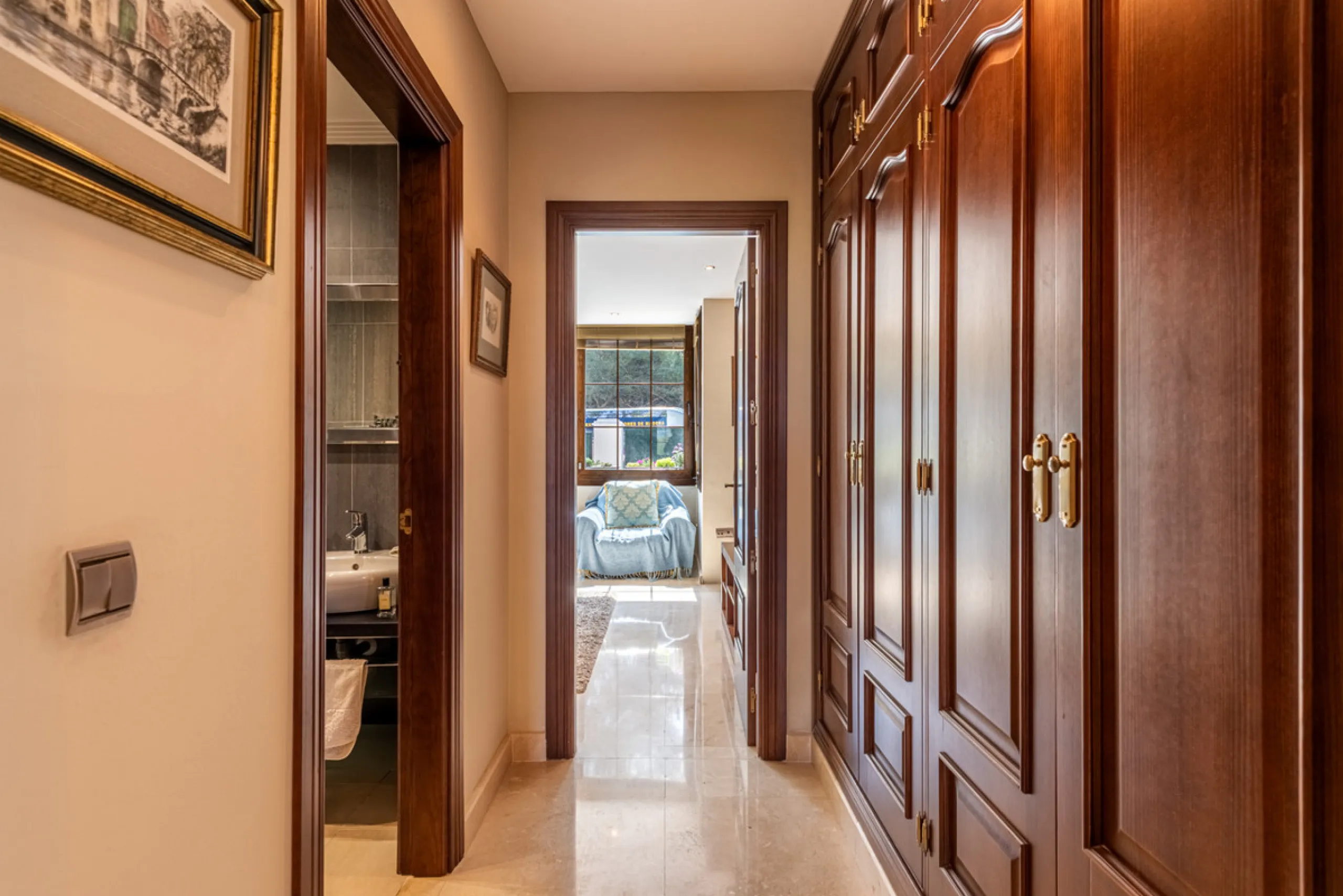 This very rare and elegant 4-bedroom home, by the well-known, Marbella architect Jacobson/Gonzales is a perfect example of this architect's eye for details and light.