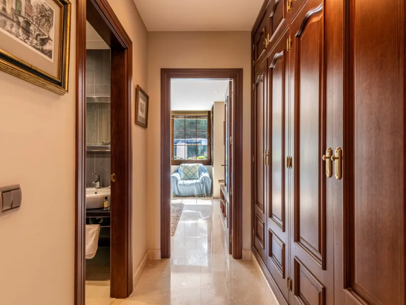This very rare and elegant 4-bedroom home, by the well-known, Marbella architect Jacobson/Gonzales is a perfect example of this architect's eye for details and light.