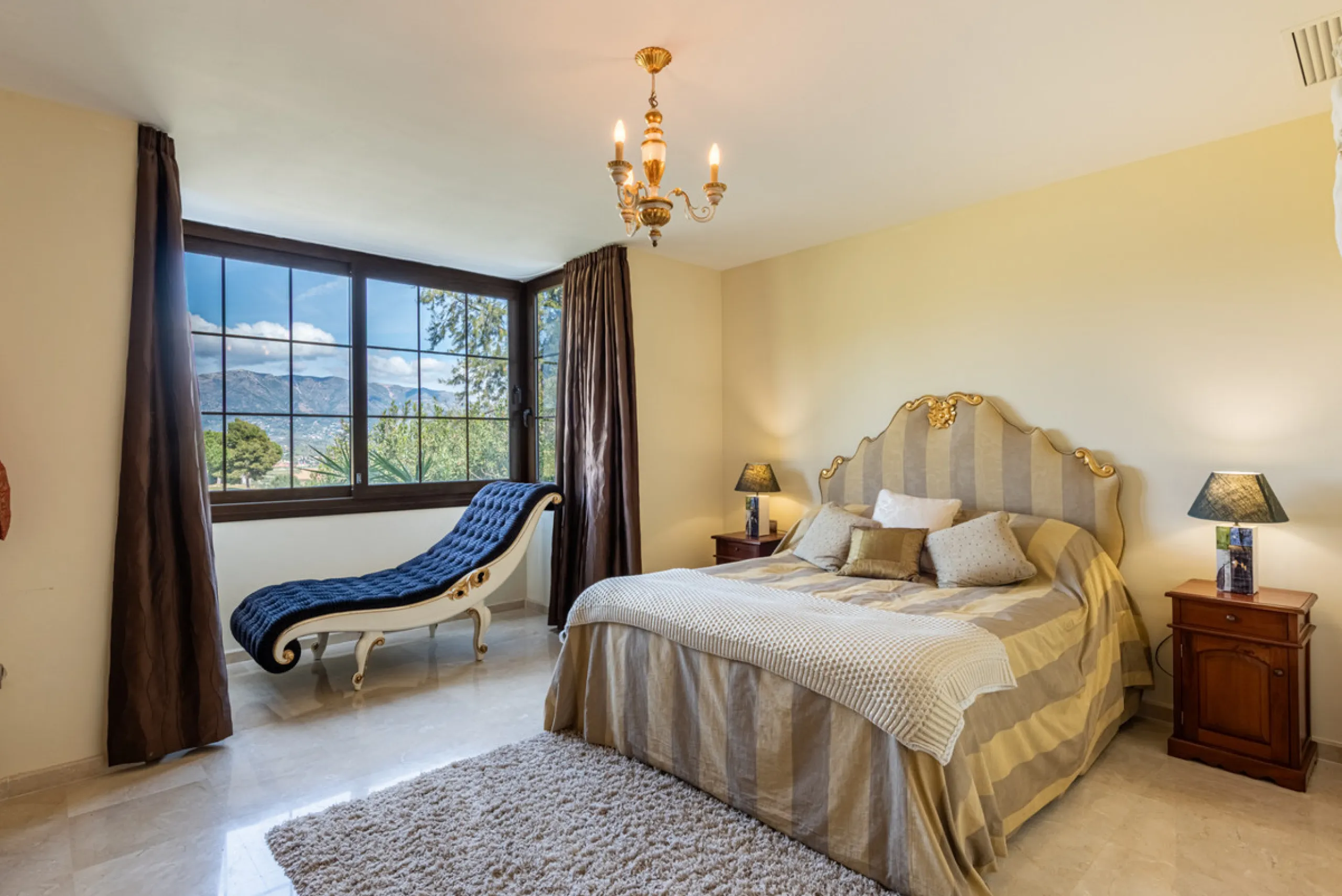 This very rare and elegant 4-bedroom home, by the well-known, Marbella architect Jacobson/Gonzales is a perfect example of this architect's eye for details and light.