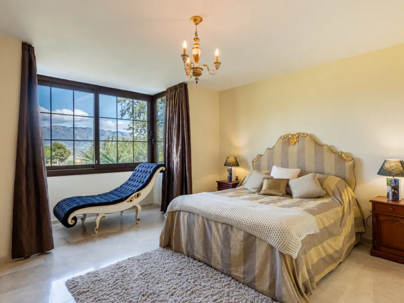 This very rare and elegant 4-bedroom home, by the well-known, Marbella architect Jacobson/Gonzales is a perfect example of this architect's eye for details and light.