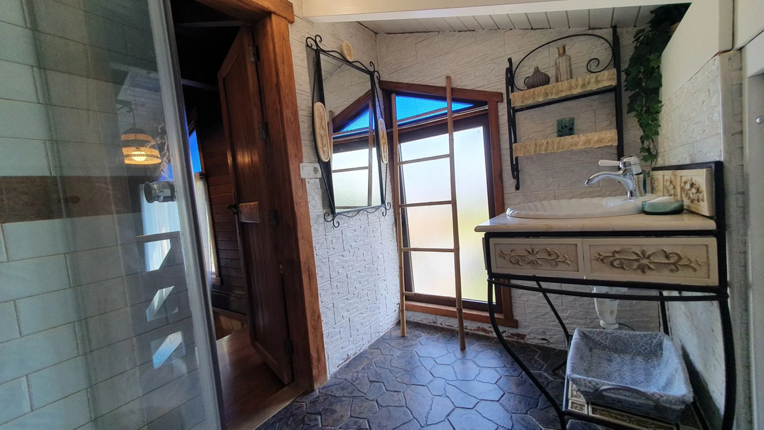 Charming Country Property for sale featuring two houses and two apartments, along with two swimming pools. This property holds a licence for rural tourism and is conveniently located very close to the town, surrounded by a fence ensuring privacy and secur
