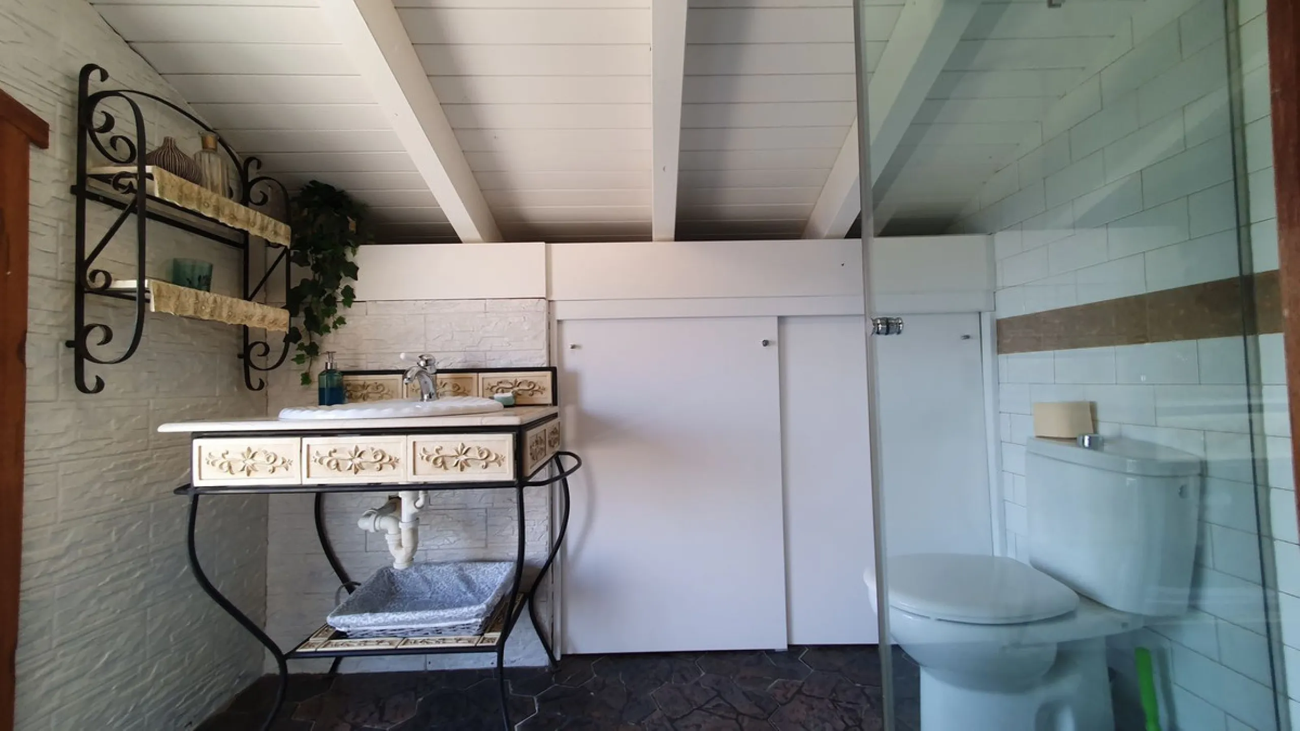Charming Country Property for sale featuring two houses and two apartments, along with two swimming pools. This property holds a licence for rural tourism and is conveniently located very close to the town, surrounded by a fence ensuring privacy and secur