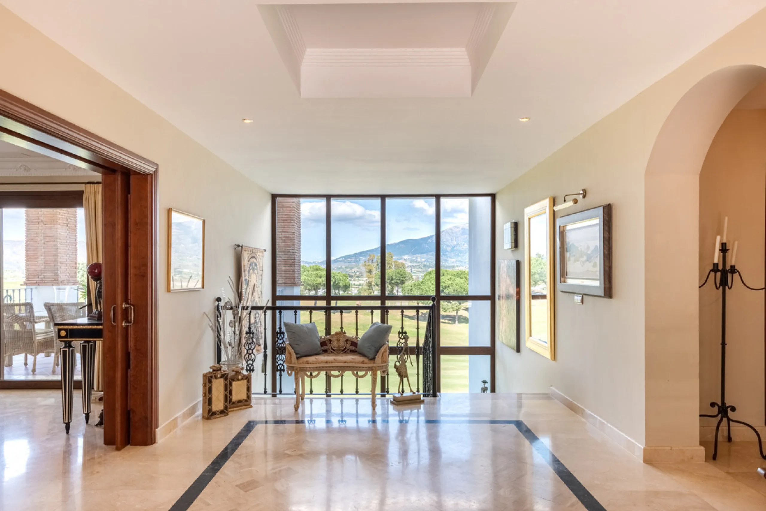 This very rare and elegant 4-bedroom home, by the well-known, Marbella architect Jacobson/Gonzales is a perfect example of this architect's eye for details and light.
